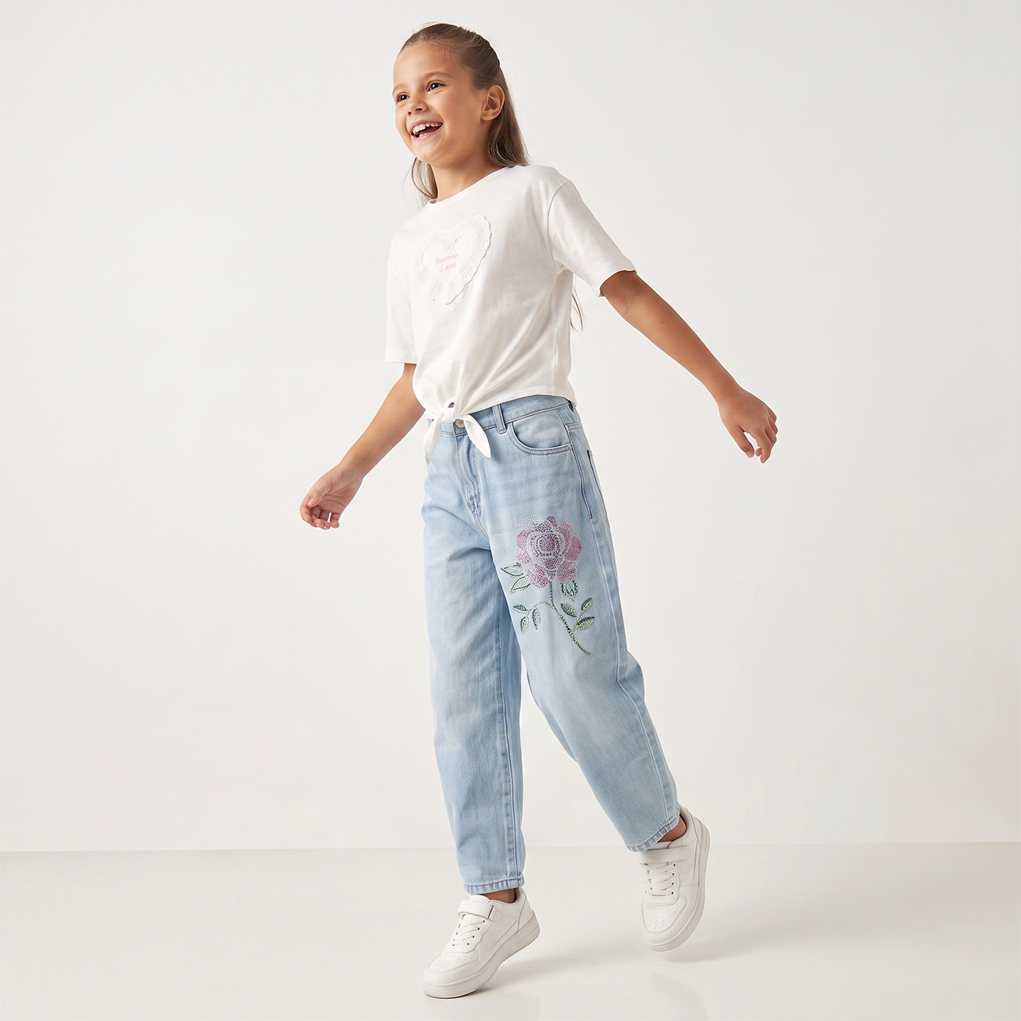 بنطلون جينز مغسول بقصة واسعة وتزيينات زهرة من جونيورز-girls-clothing-bottoms-jeansandjeggings-image-4