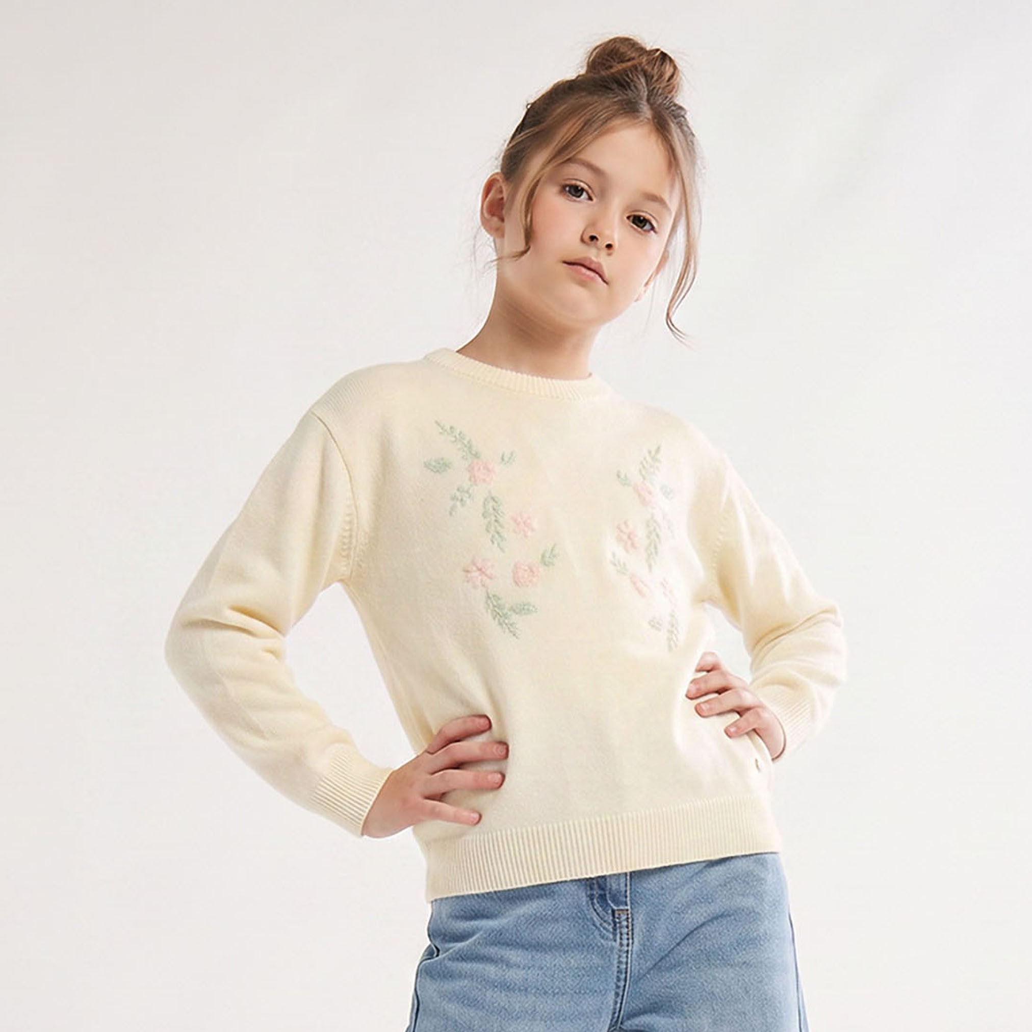 كنزة بتطريزات زهرية وحواف مضلعة-girls-clothing-jumpersandcardigans-image-1