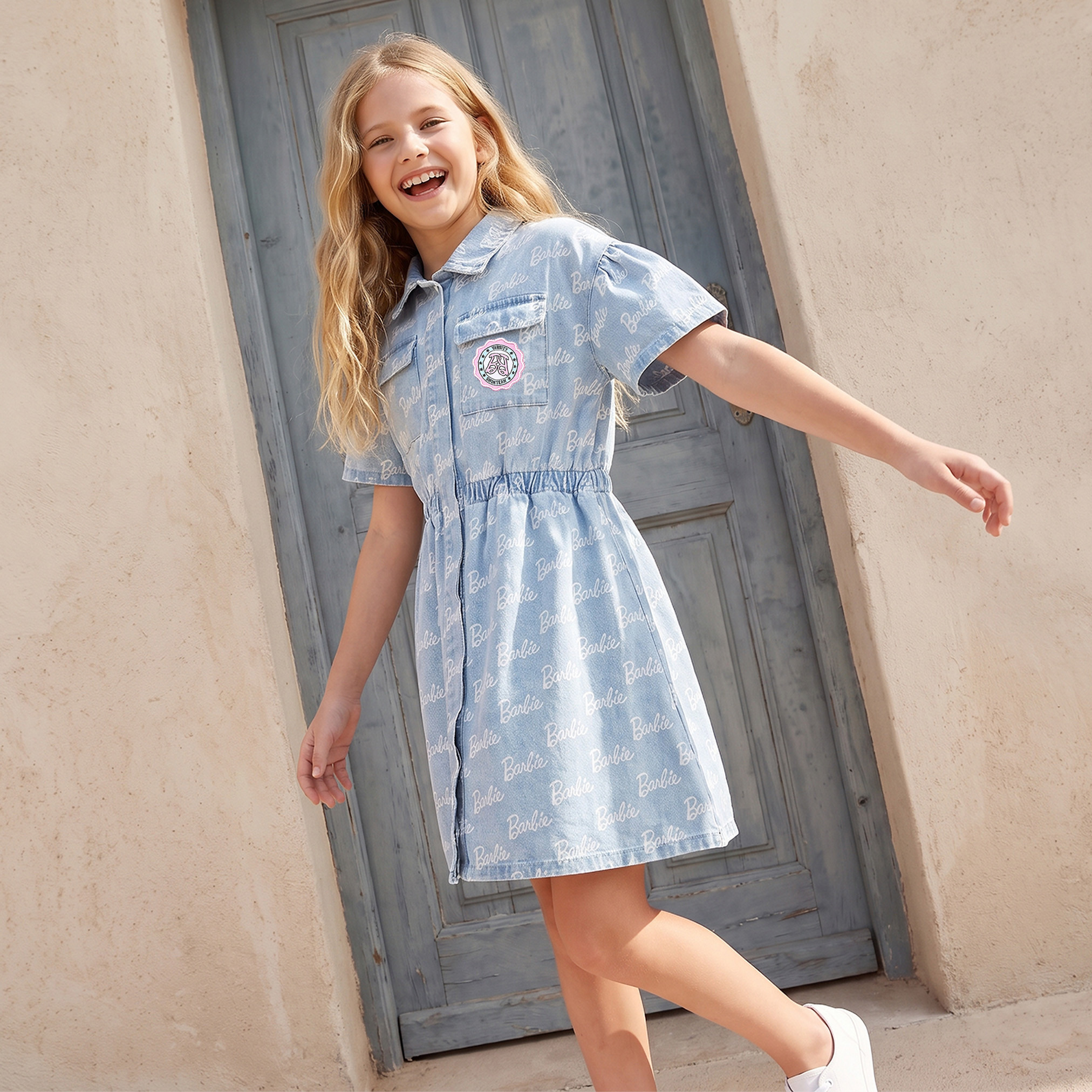 فستان قميص طول الركبة بياقة وأكمام قصيرة بطبعات باربي-girls-clothing-dressesandjumpsuits-image-1