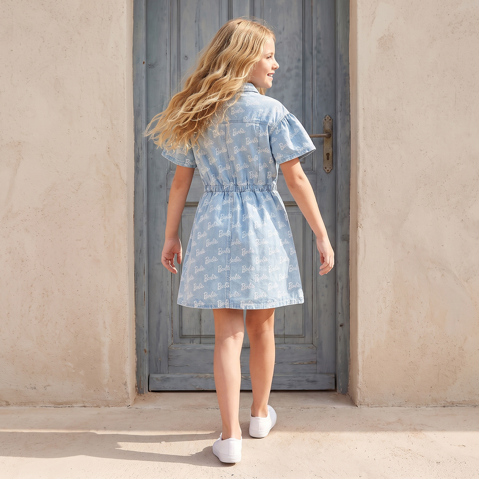 فستان قميص طول الركبة بياقة وأكمام قصيرة بطبعات باربي-girls-clothing-dressesandjumpsuits-image-2