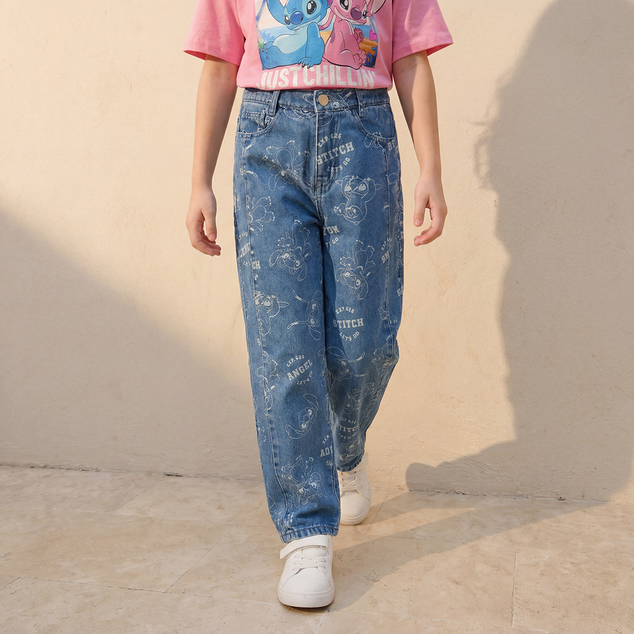 بنطلون جينز بخصر متوسط الارتفاع وطبعات ستيتش من ديزني-girls-clothing-bottoms-jeansandjoggers-image-1