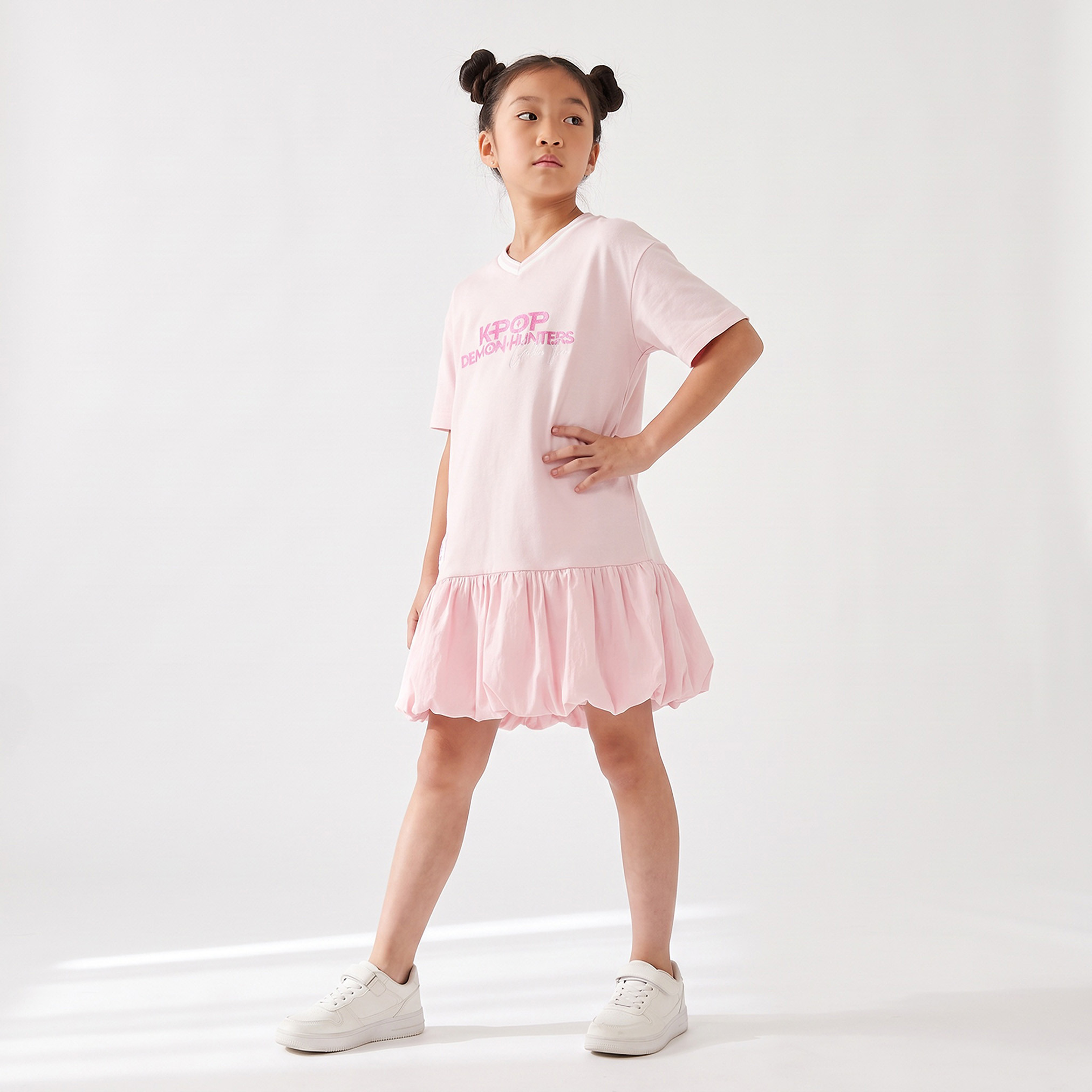 فستان بطول الركبة بياقة V وأكمام قصيرة بطبعة كي بوب ديمون هانترز من نتفليكس-girls-clothing-dressesandjumpsuits-image-1