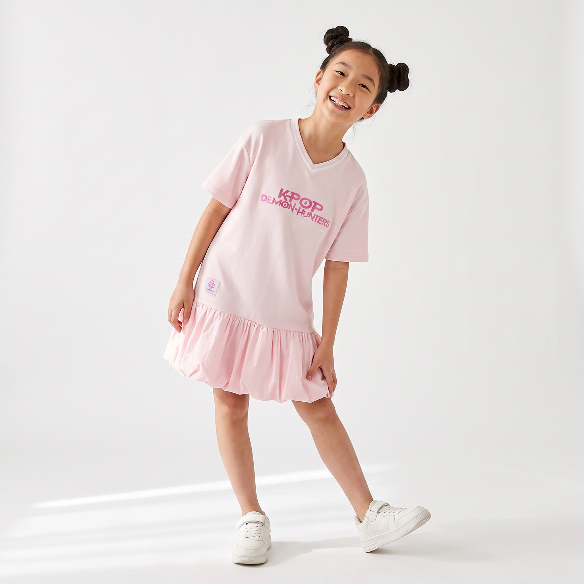 فستان بطول الركبة بياقة V وأكمام قصيرة بطبعة كي بوب ديمون هانترز من نتفليكس-girls-clothing-dressesandjumpsuits-image-2