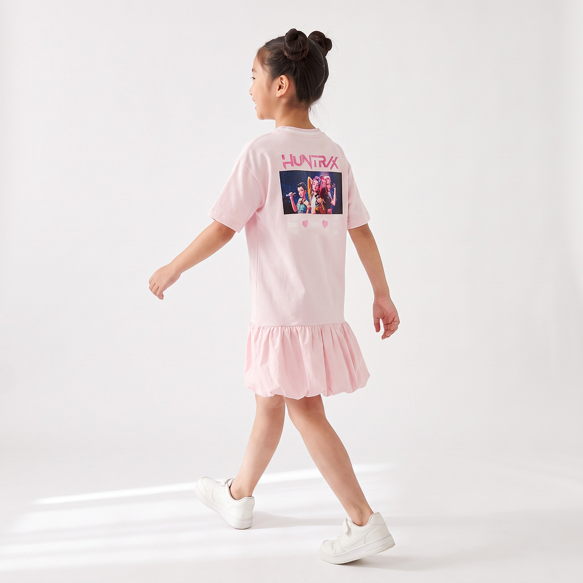 فستان بطول الركبة بياقة V وأكمام قصيرة بطبعة كي بوب ديمون هانترز من نتفليكس-girls-clothing-dressesandjumpsuits-image-3