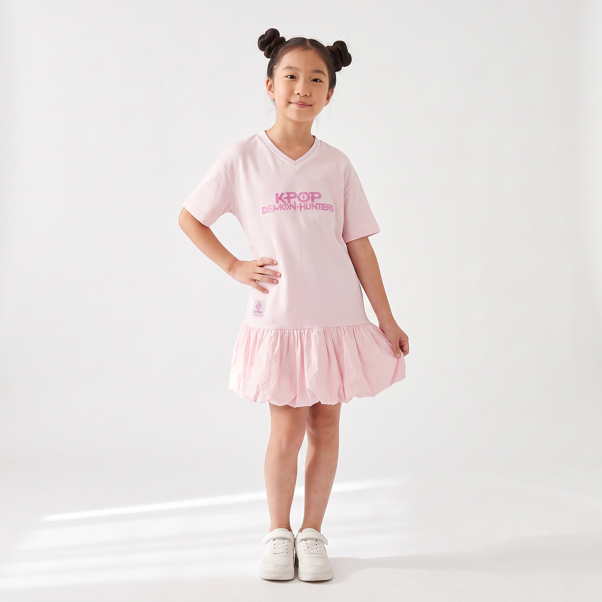 فستان بطول الركبة بياقة V وأكمام قصيرة بطبعة كي بوب ديمون هانترز من نتفليكس-girls-clothing-dressesandjumpsuits-image-4