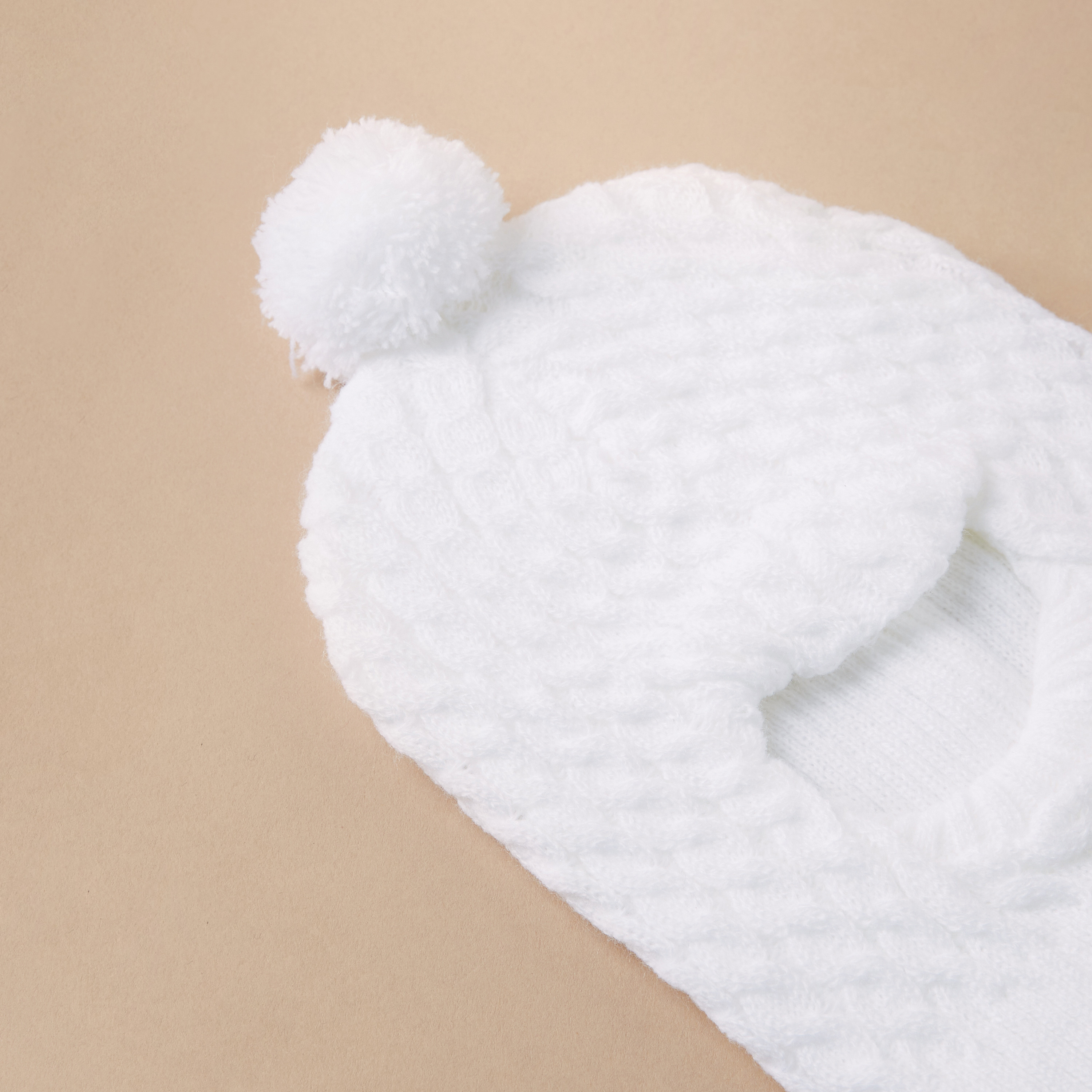 قبعة بالاكلافا محبوكة بخيوط بارزة وزينة كرة بوم بوم من جونيورز-baby-boys-accessories-caps-image-2