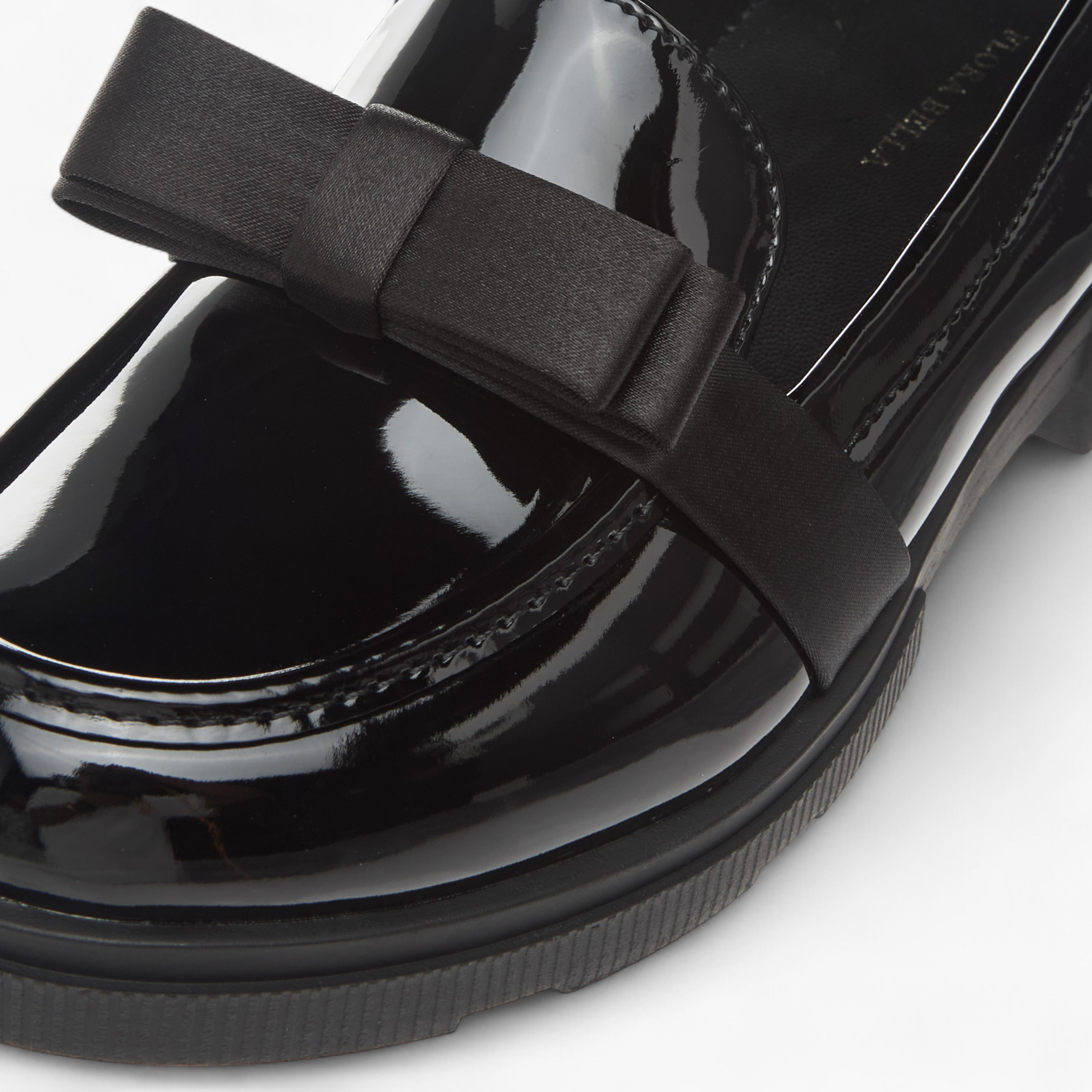 حذاء مدرسي سادة سهل الارتداء بزينة فيونكة من فلورا بيلا-girls-shoes-schoolshoes-image-2