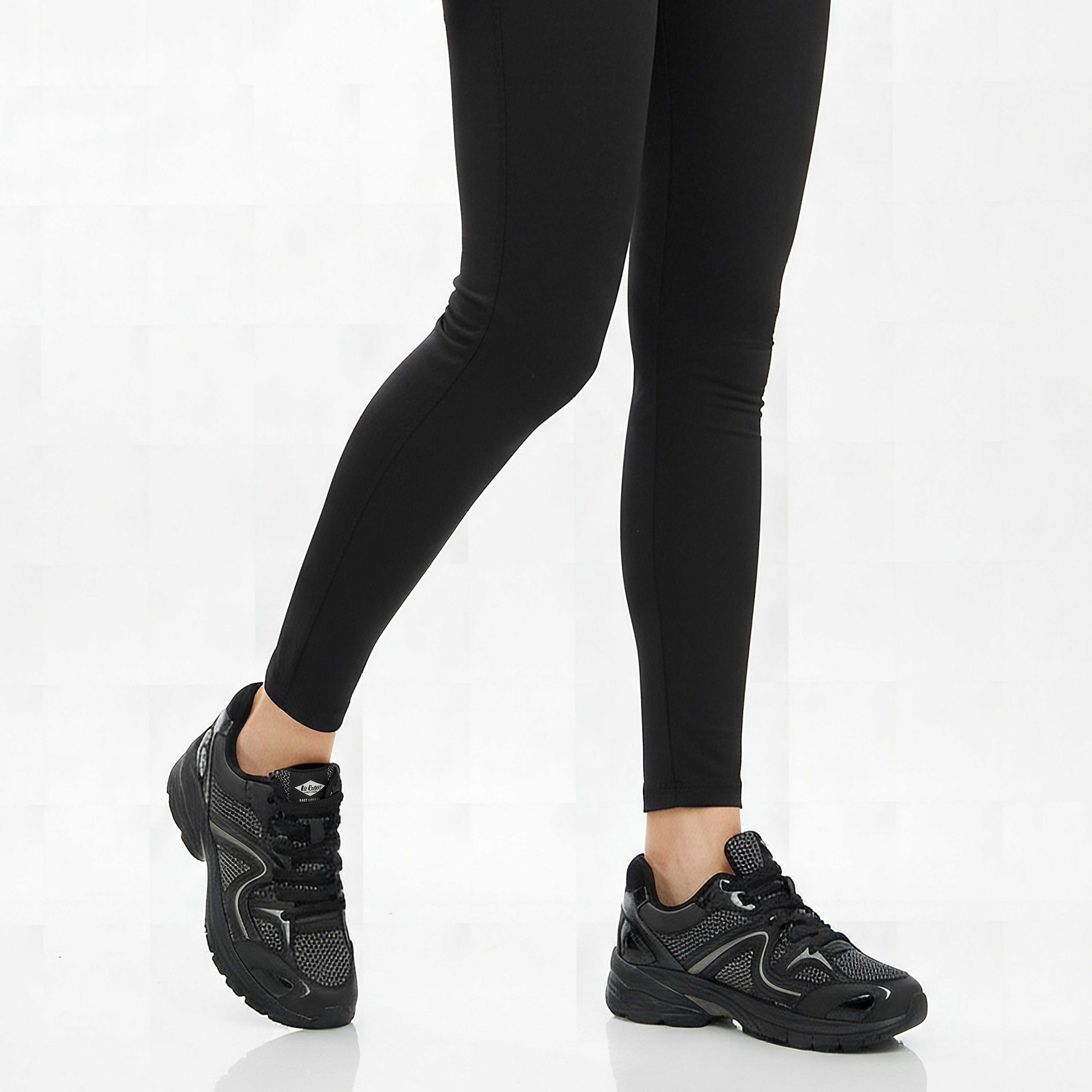 حذاء سنيكرز بطول الكاحل ورباط إغلاق للنساء من لي كوبر-women-shoes-sneakers-image-2
