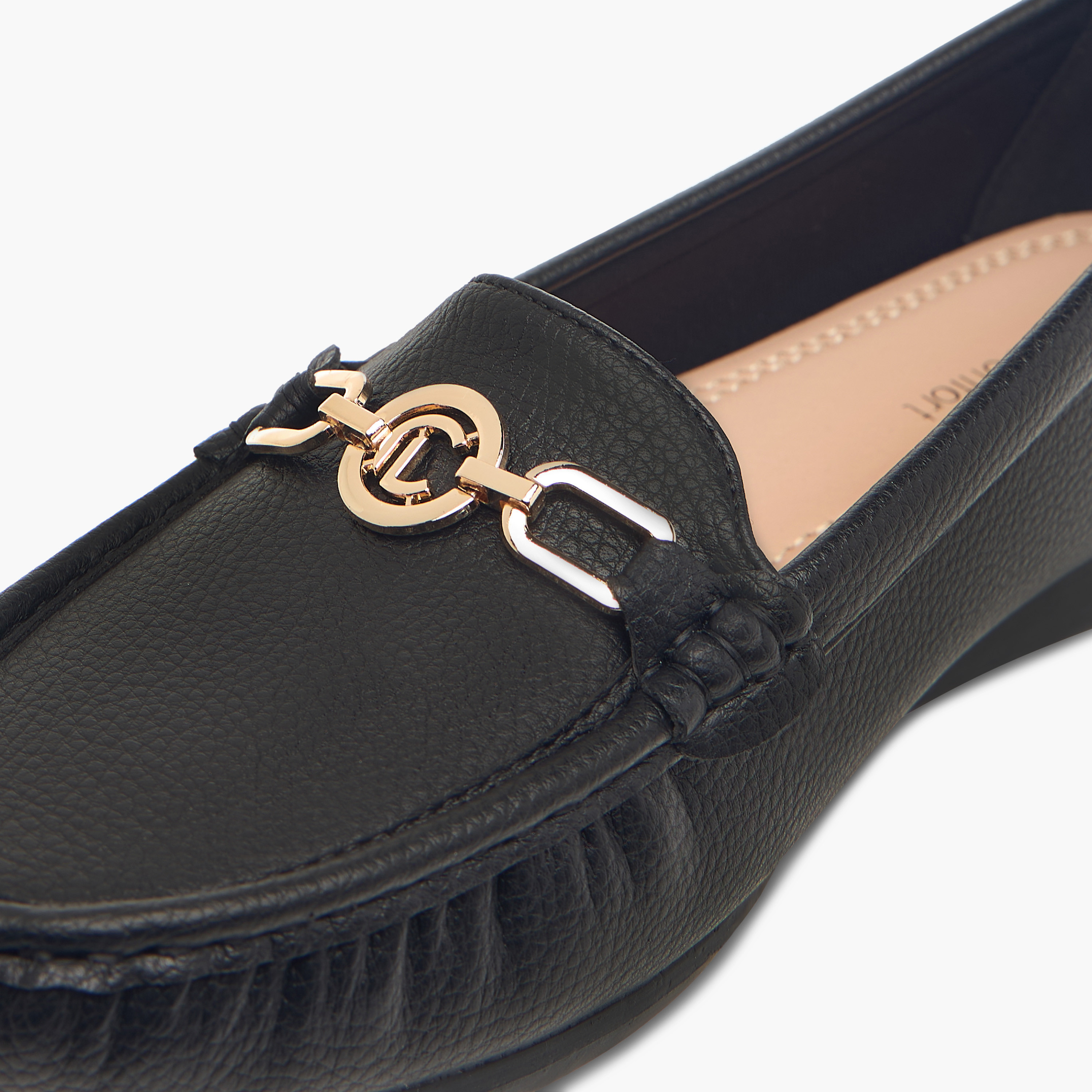حذاء كلاسيكي سهل الارتداء وبارز الملمس بزينة ميتاليك من لو كونفورت-women-shoes-flats-loafers-image-4