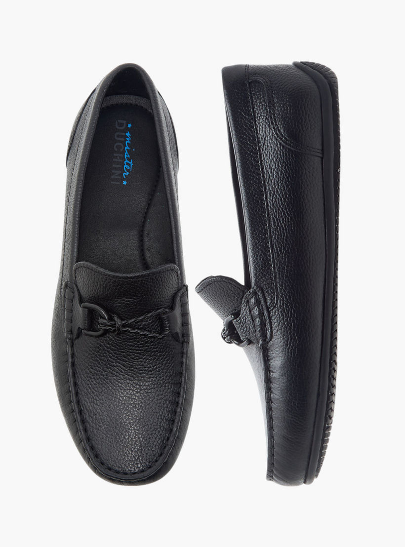 حذاء موكاسين سهل الارتداء وبارز الملمس بزينة معدنية من مستر دوتشيني-boys-shoes-loafers-image-1