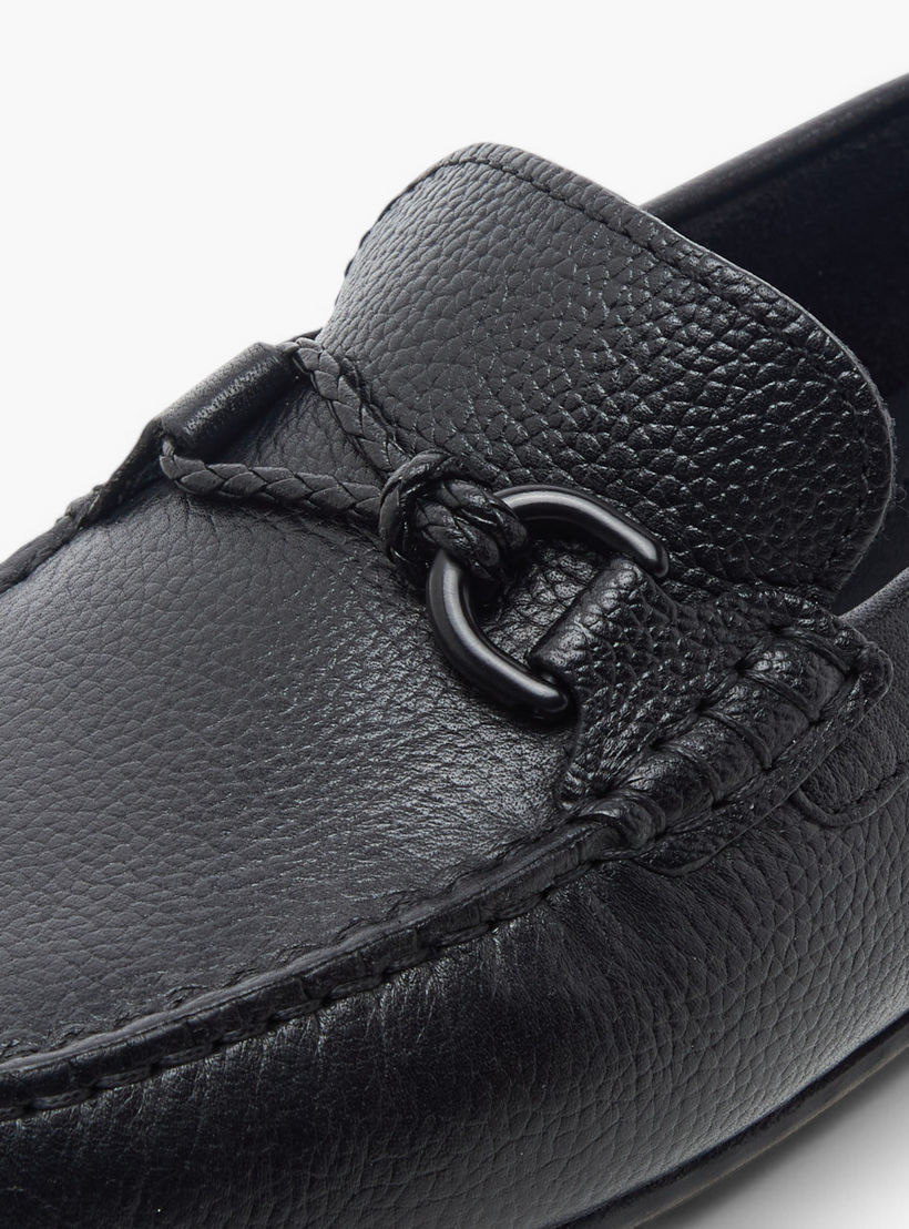 حذاء موكاسين سهل الارتداء وبارز الملمس بزينة معدنية من مستر دوتشيني-boys-shoes-loafers-image-4
