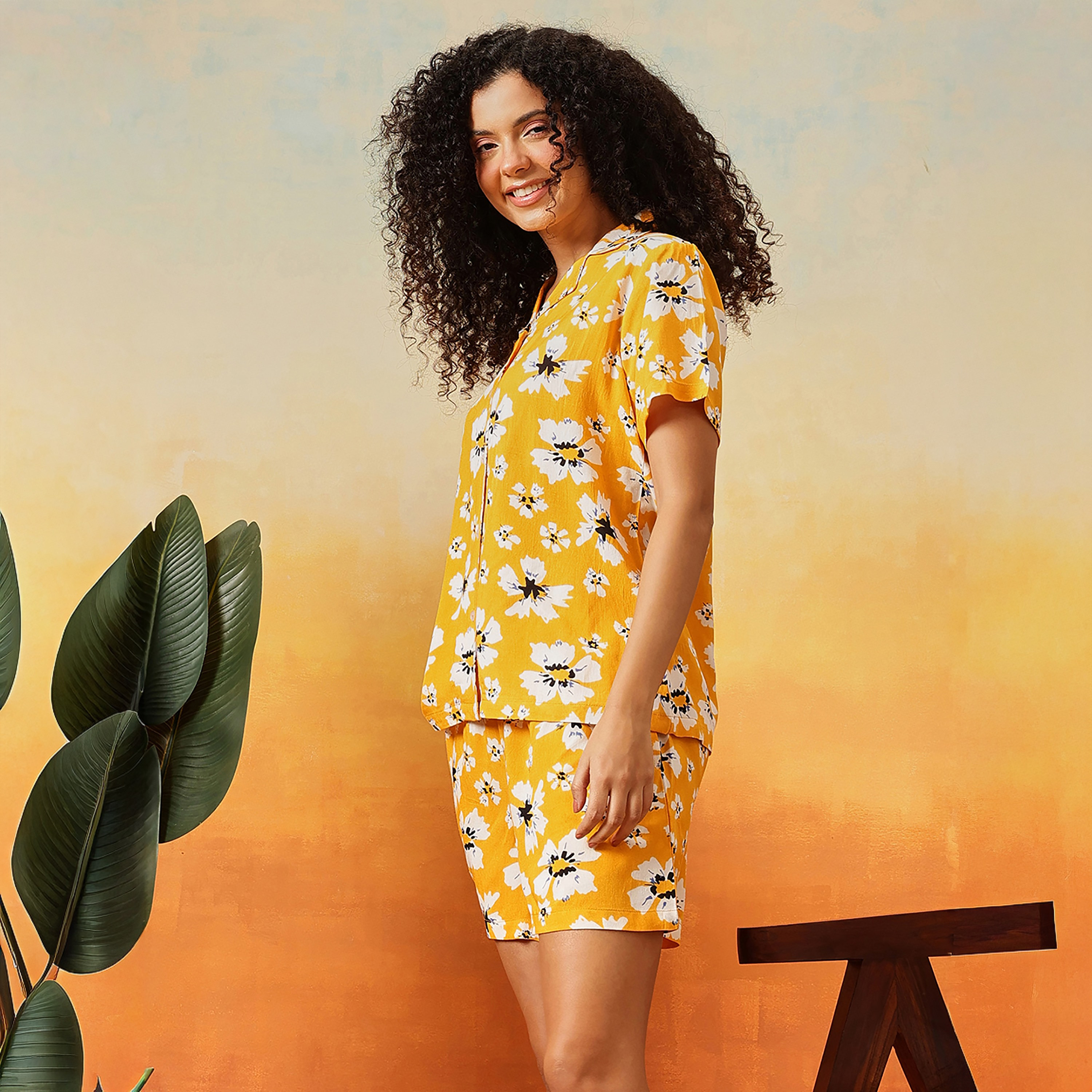 طقم قميص وشورت نسائي بطبعة الزهور وأزرار بلون أصفر عباد الشمس من كلوفيا - رايون-women-clothing-nightwear-pyjamas-shortsets-image-3