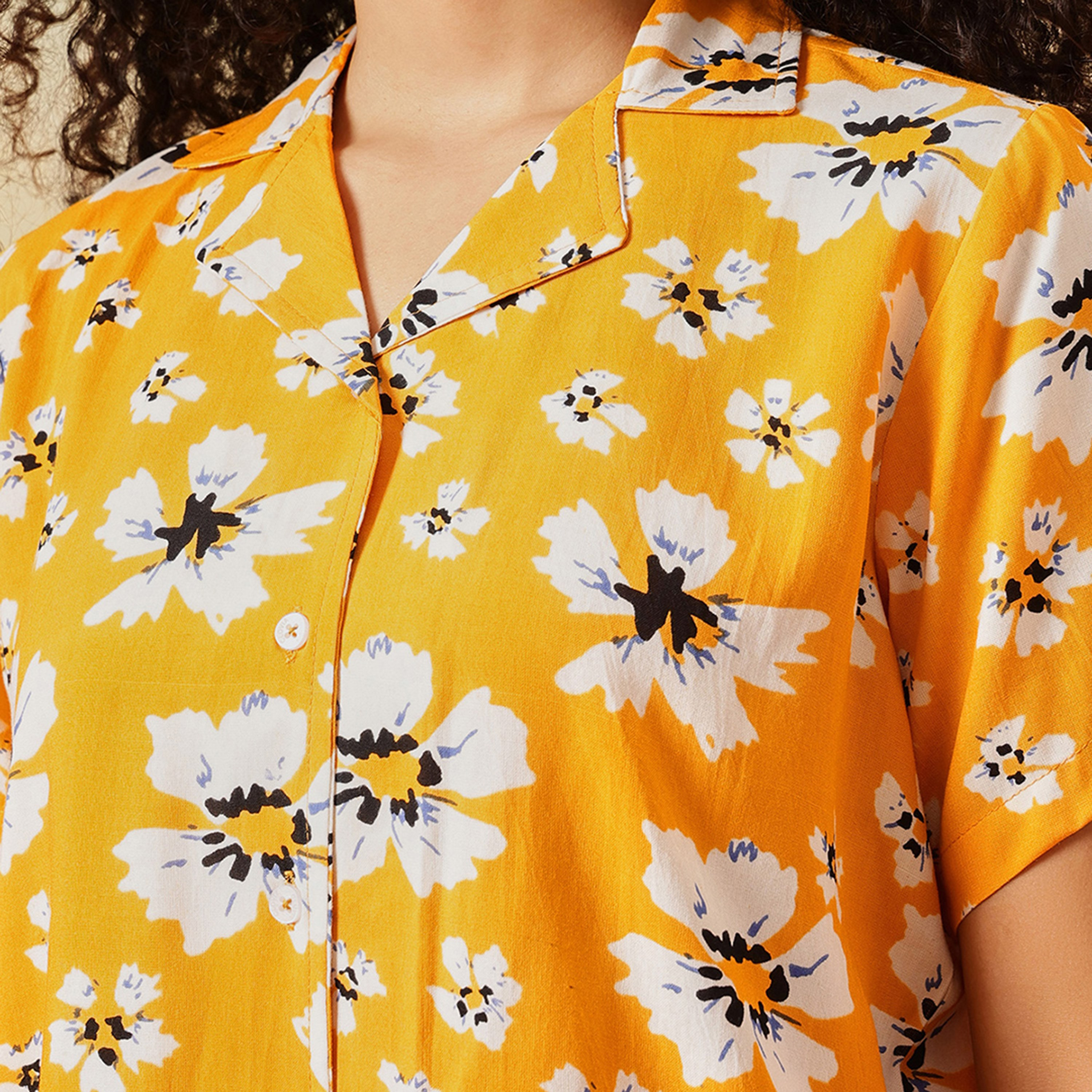 طقم قميص وشورت نسائي بطبعة الزهور وأزرار بلون أصفر عباد الشمس من كلوفيا - رايون-women-clothing-nightwear-pyjamas-shortsets-image-2
