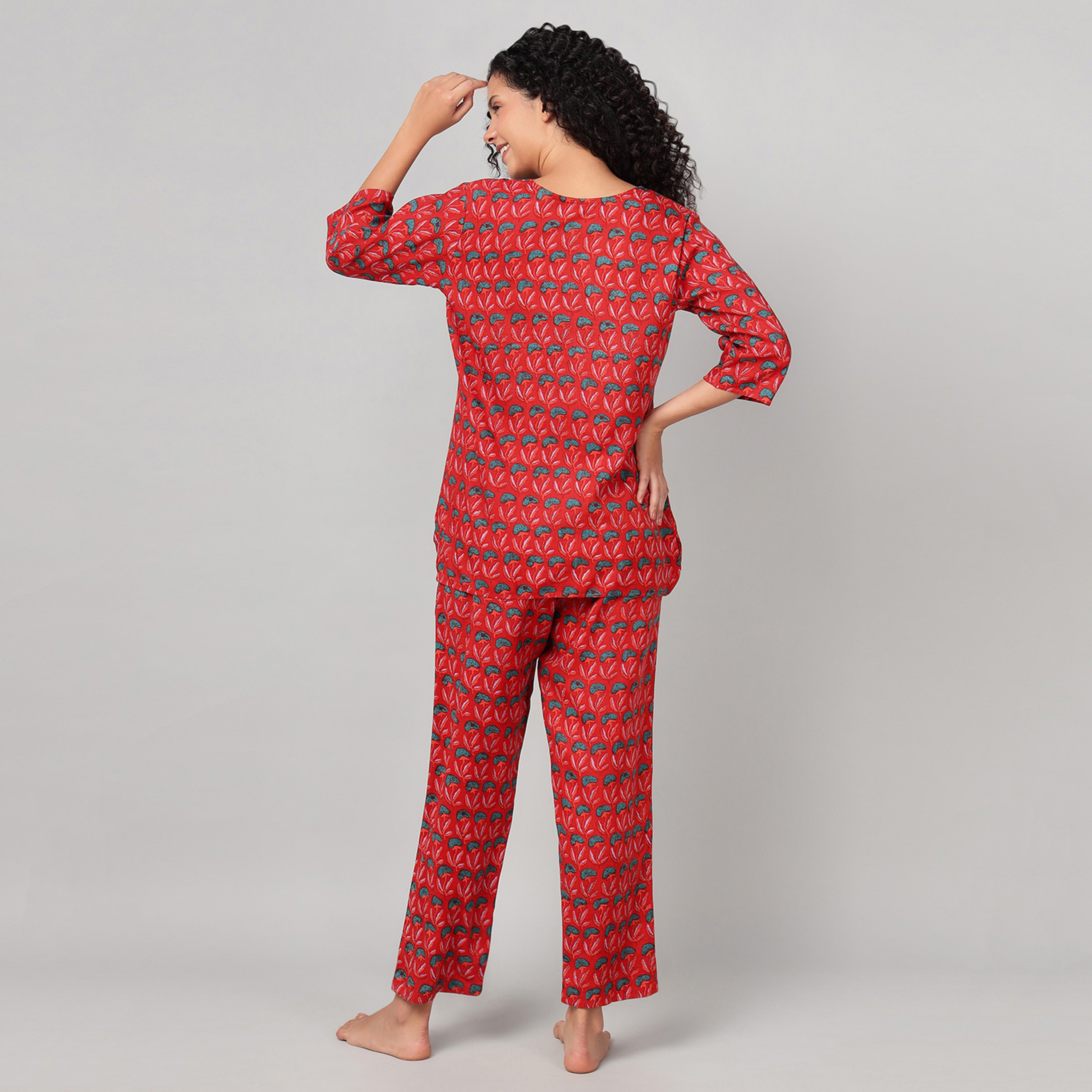 طقم توب كورتا وبنطلون بيجامة نسائي بطبعة الزهور ولون أحمر من كلوفيا - رايون-women-clothing-nightwear-pyjamas-longsets-image-4