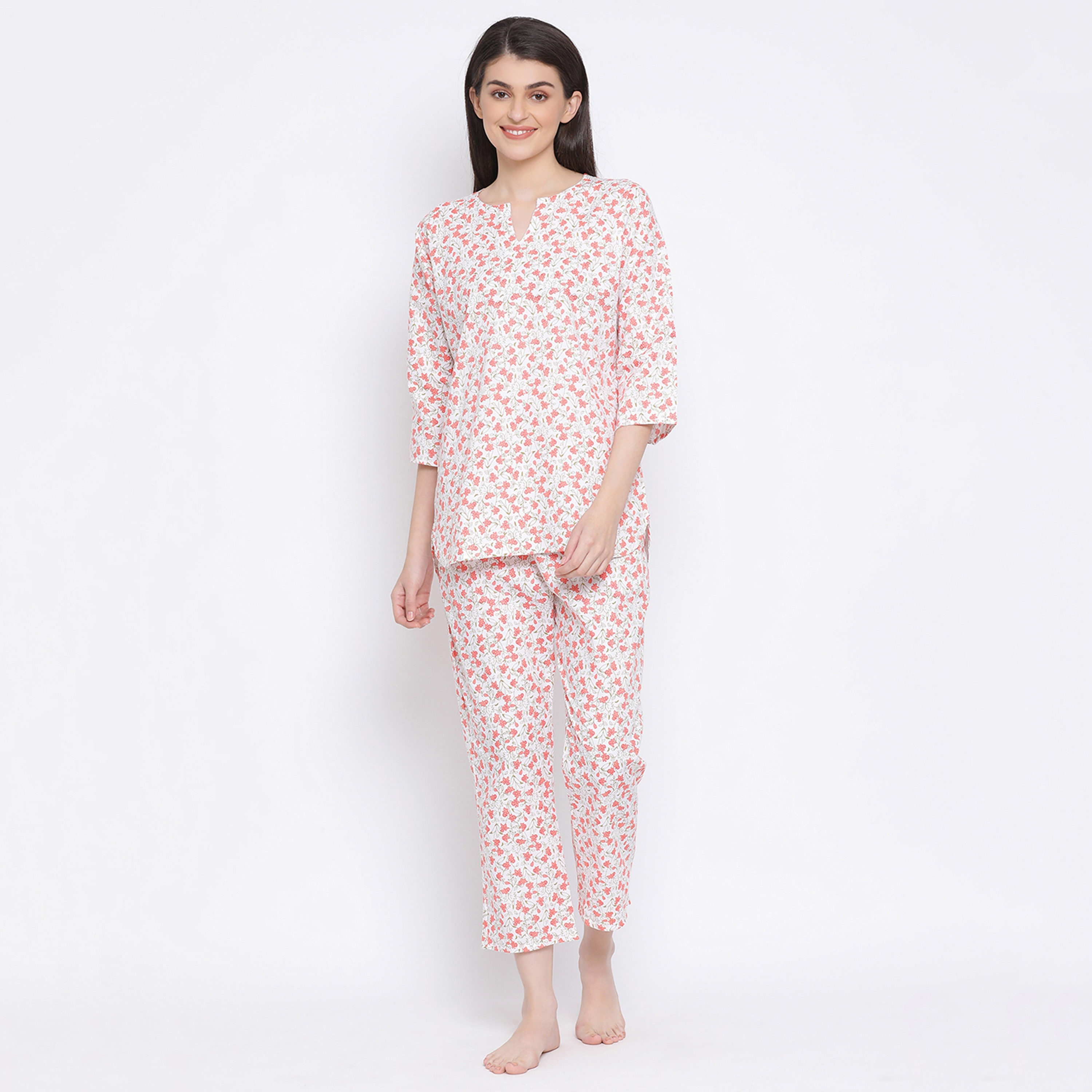 طقم توب وبنطلون بيجامة نسائي "برينت مي بريتي" بلون أبيض من كلوفيا - قطن-women-clothing-nightwear-pyjamas-longsets-image-1