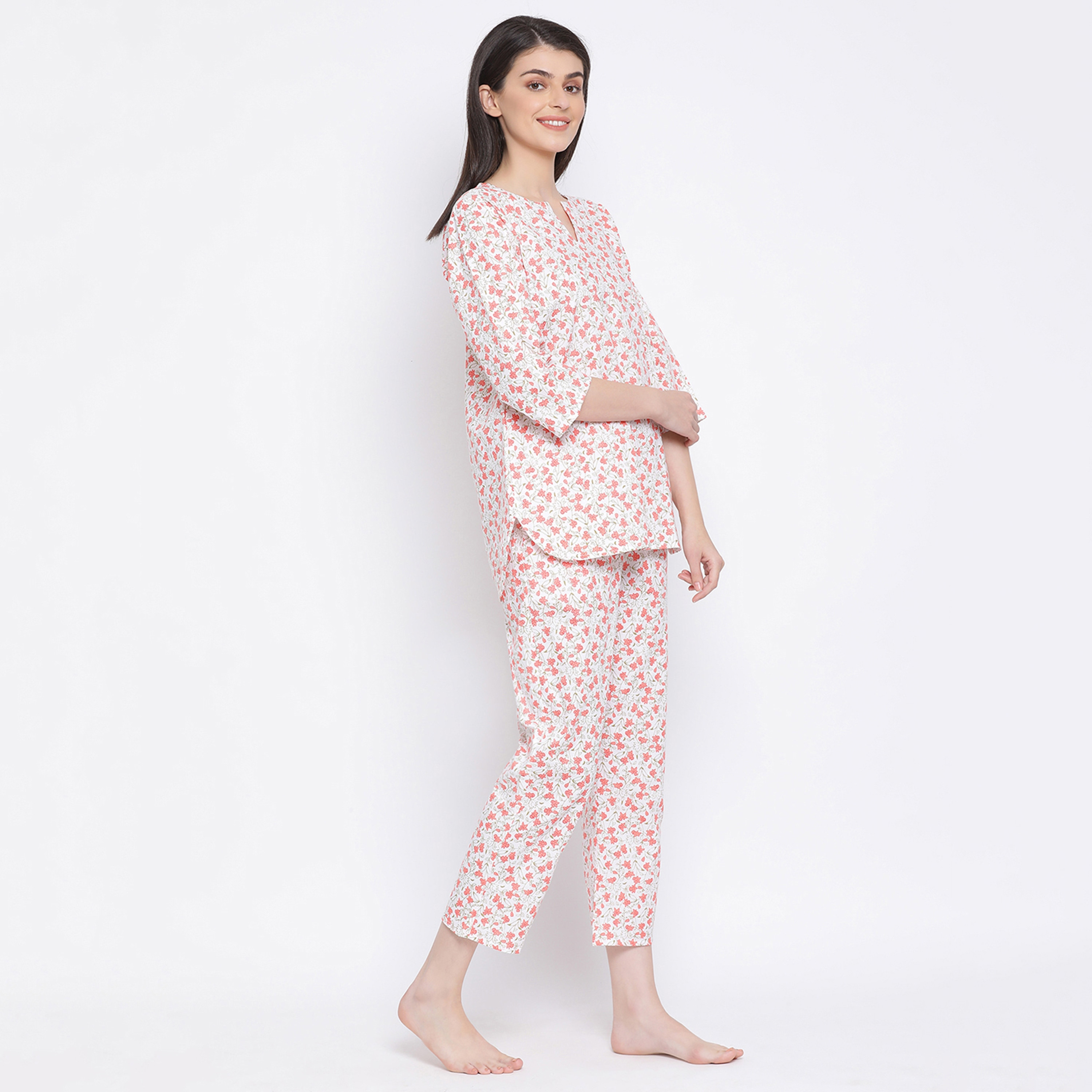 طقم توب وبنطلون بيجامة نسائي "برينت مي بريتي" بلون أبيض من كلوفيا - قطن-women-clothing-nightwear-pyjamas-longsets-image-2