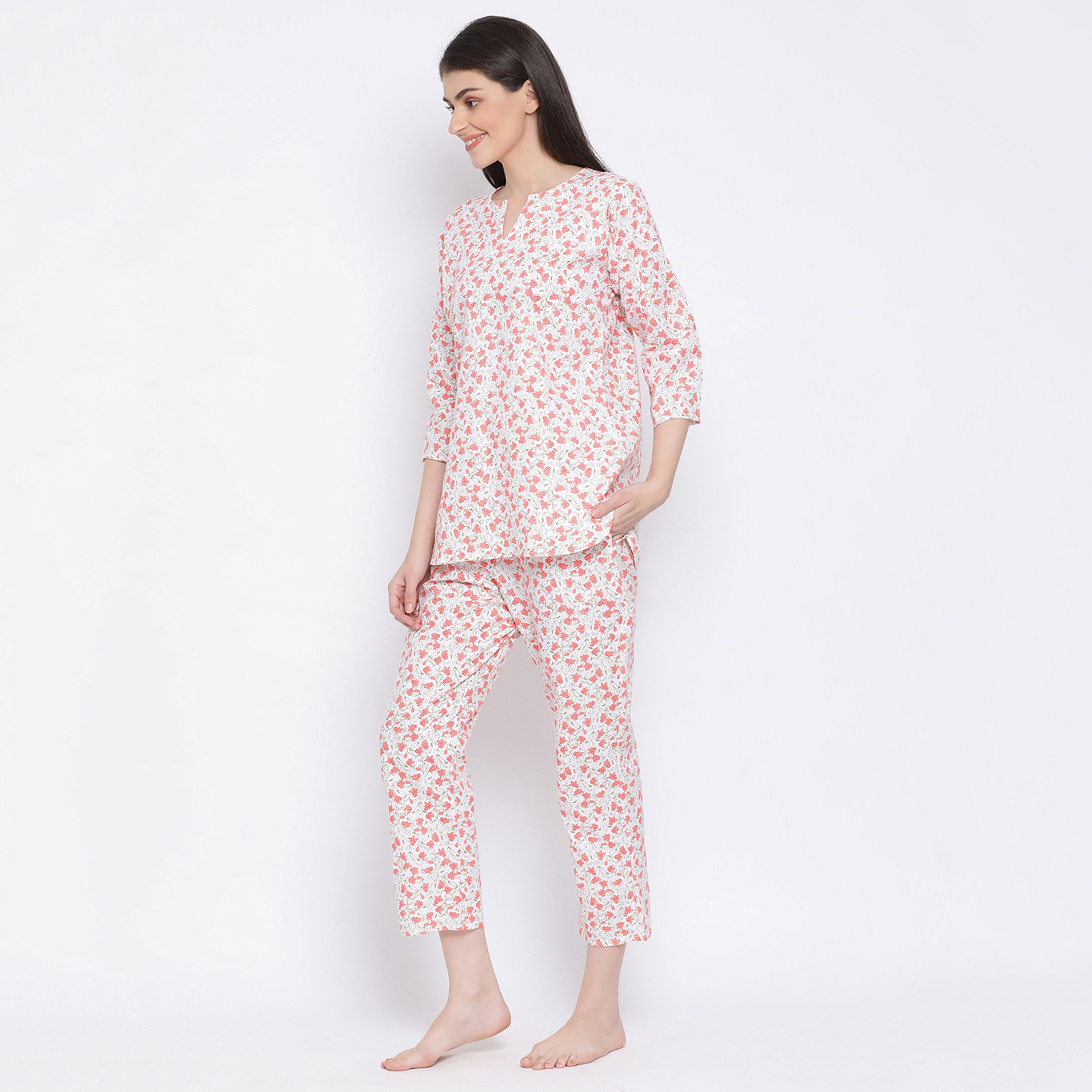 طقم توب وبنطلون بيجامة نسائي "برينت مي بريتي" بلون أبيض من كلوفيا - قطن-women-clothing-nightwear-pyjamas-longsets-image-3