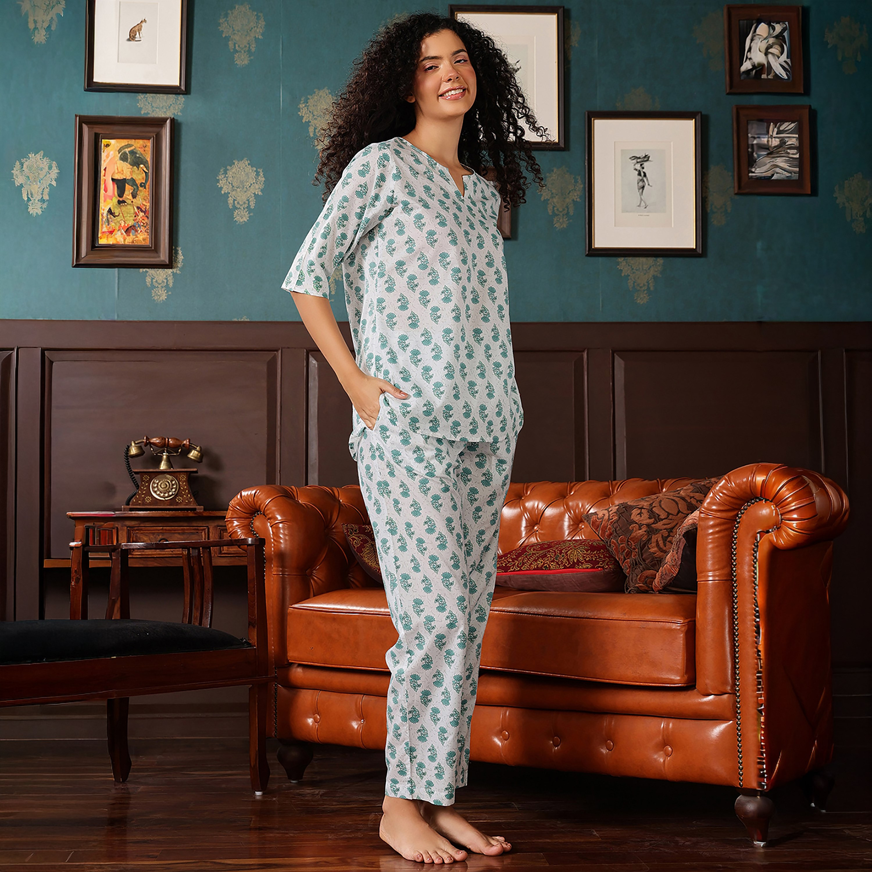 طقم توب وبنطلون بيجامة نسائي بطبعة زهور جميلة ولون أخضر تيل من كلوفيا - قطن 100%-women-clothing-nightwear-pyjamas-longsets-image-2