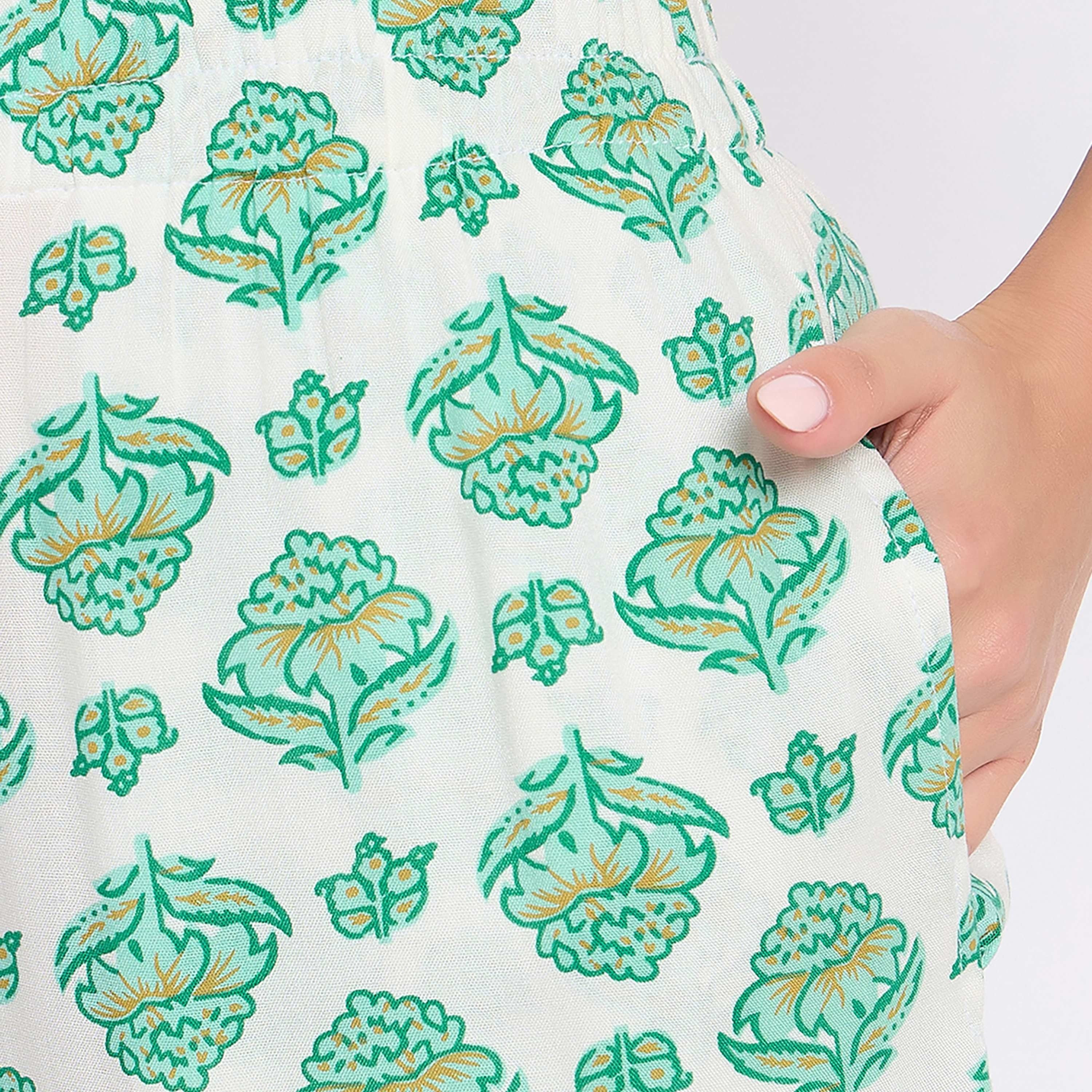 طقم بلوزة وشورت نسائي بطبعة بريتي فلورال باللون الأبيض من كلوفيا - رايون-women-clothing-nightwear-pyjamas-shortsets-image-5