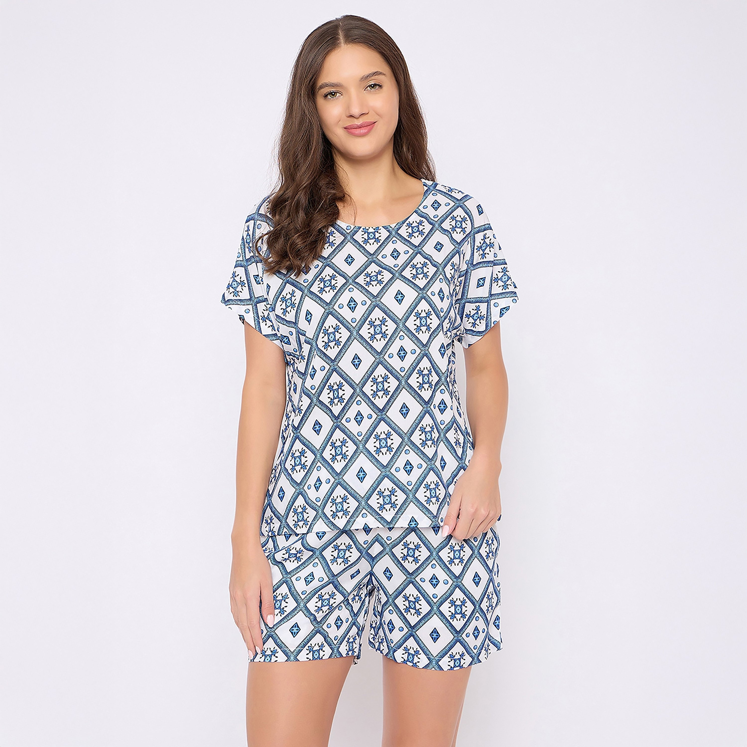 طقم بلوزة وشورت نسائي بطبعة بريتي باللون الأبيض من كلوفيا - رايون-women-clothing-nightwear-pyjamas-shortsets-image-1