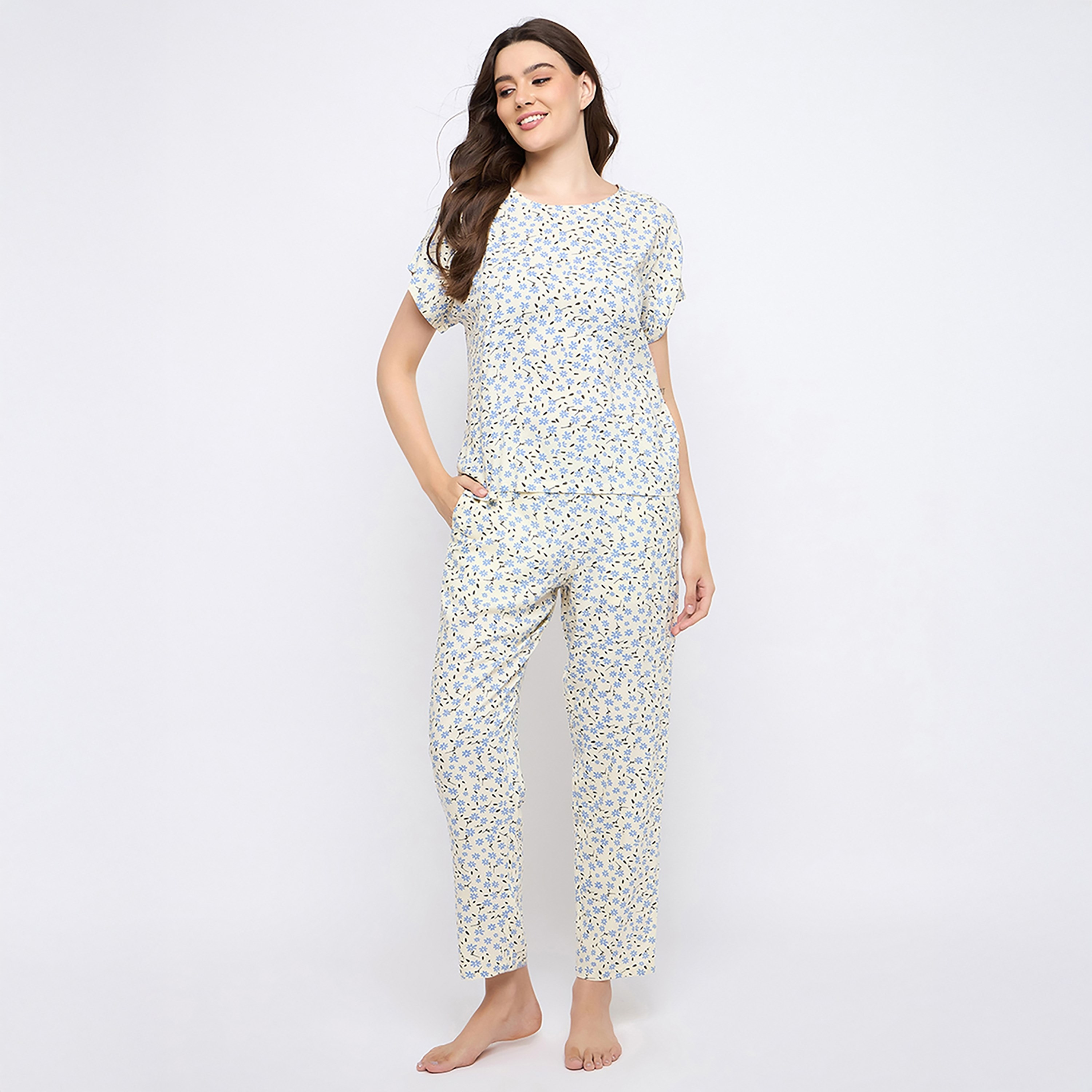 طقم بيجامة وقميص نسائي بطبعة زهور باللون الأبيض من كلوفيا - رايون-women-clothing-nightwear-pyjamas-longsets-image-1