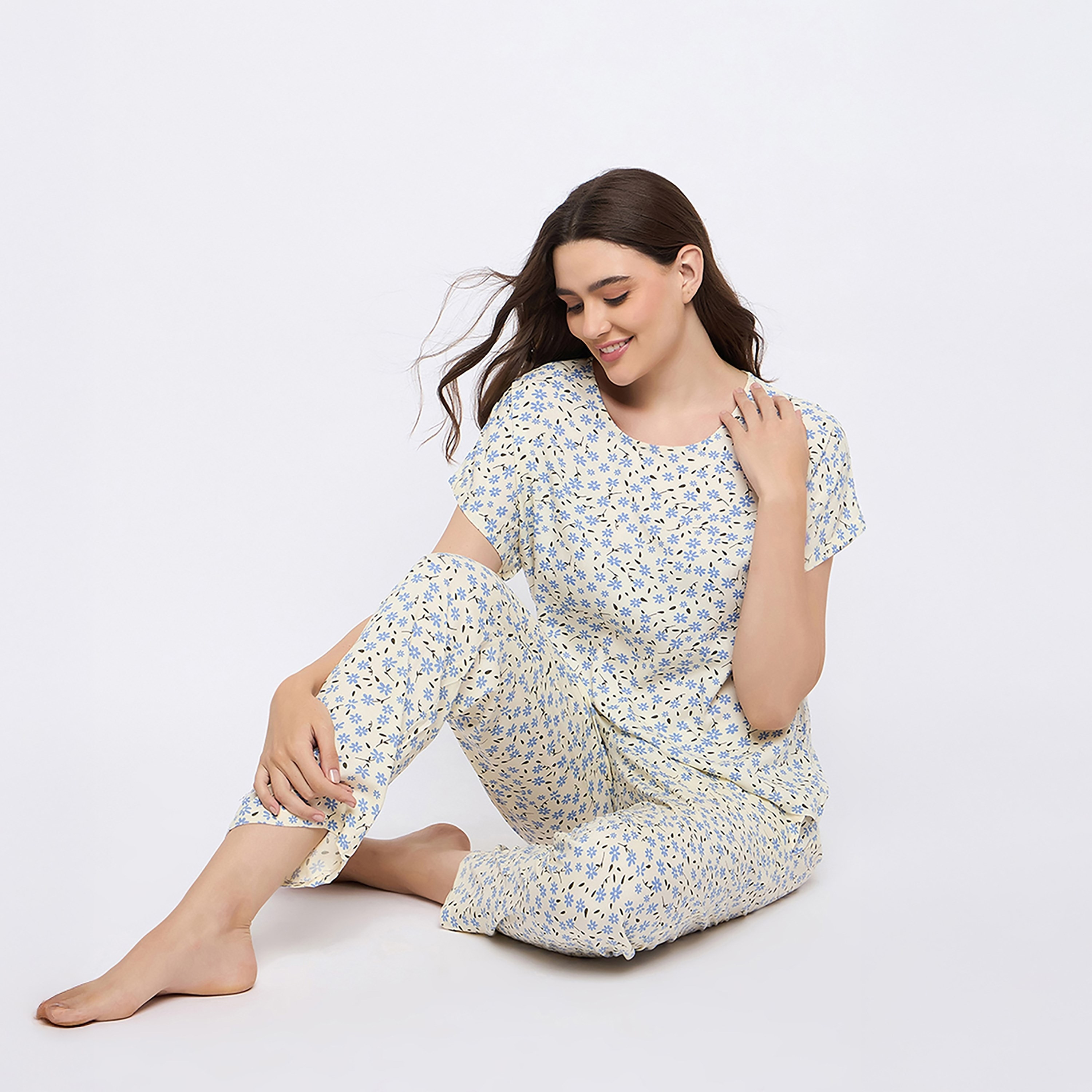 طقم بيجامة وقميص نسائي بطبعة زهور باللون الأبيض من كلوفيا - رايون-women-clothing-nightwear-pyjamas-longsets-image-2