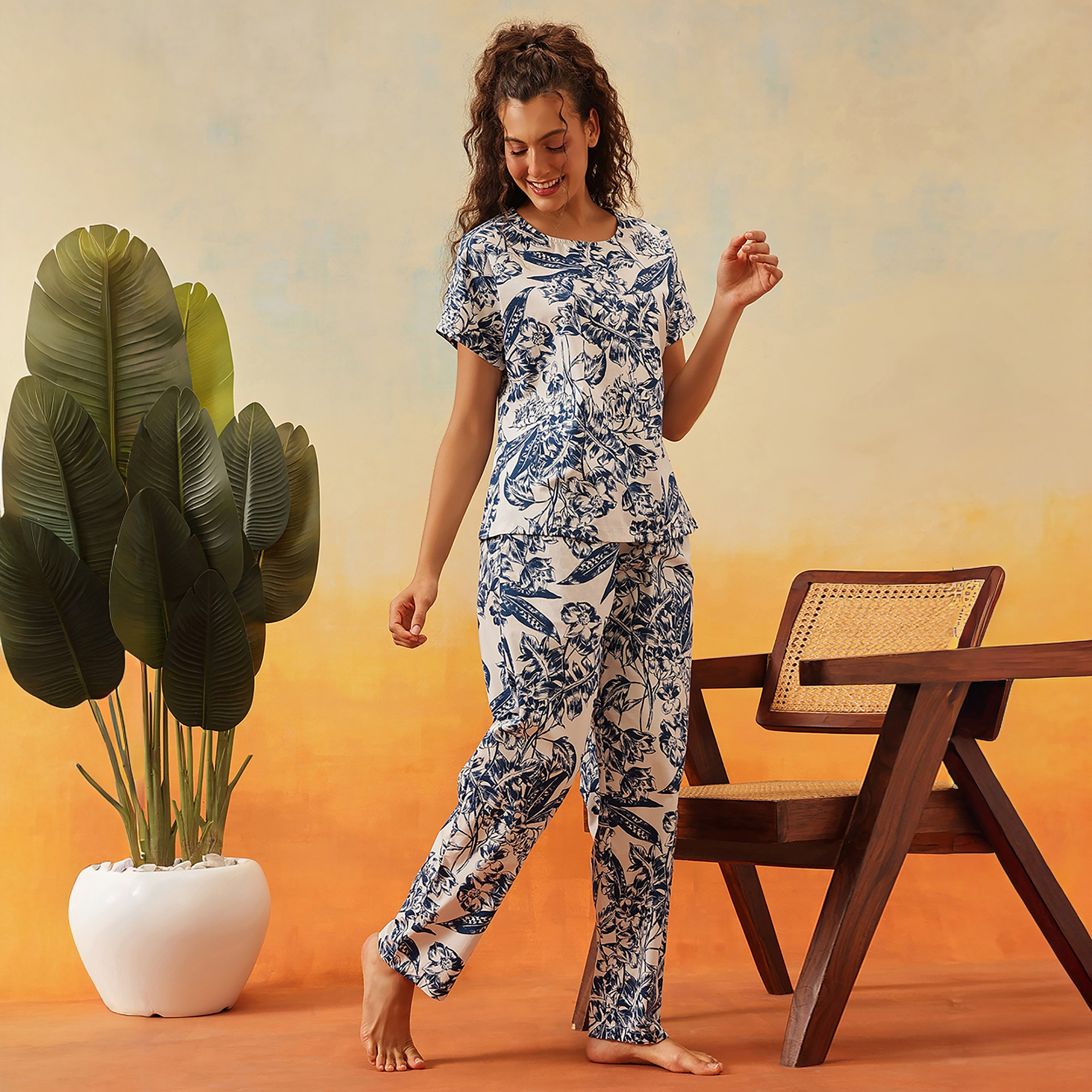 طقم توب وبنطلون بيجامة نسائي بطبعة الزهور ولون أبيض من كلوفيا - رايون-women-clothing-nightwear-pyjamas-longsets-image-2