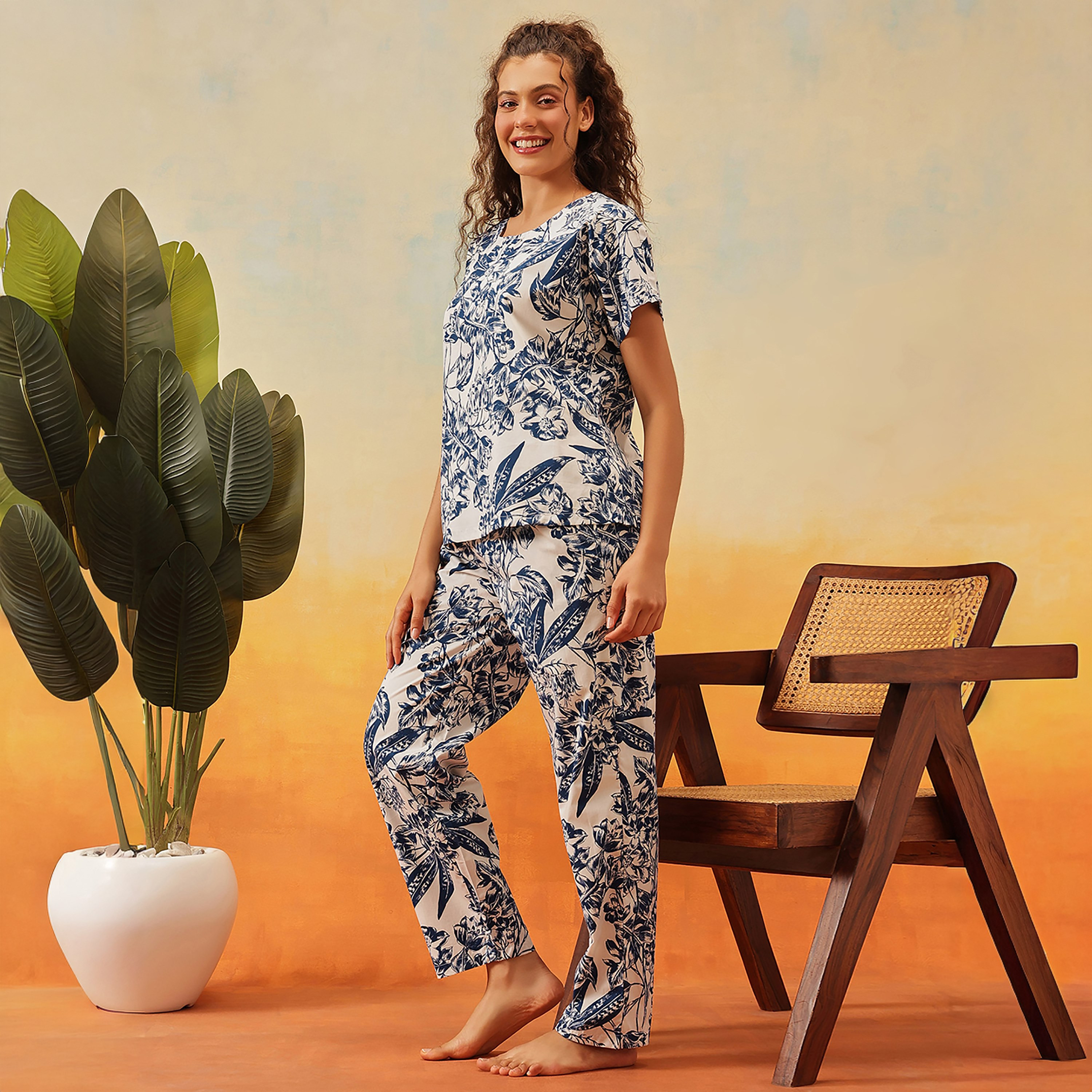 طقم توب وبنطلون بيجامة نسائي بطبعة الزهور ولون أبيض من كلوفيا - رايون-women-clothing-nightwear-pyjamas-longsets-image-3