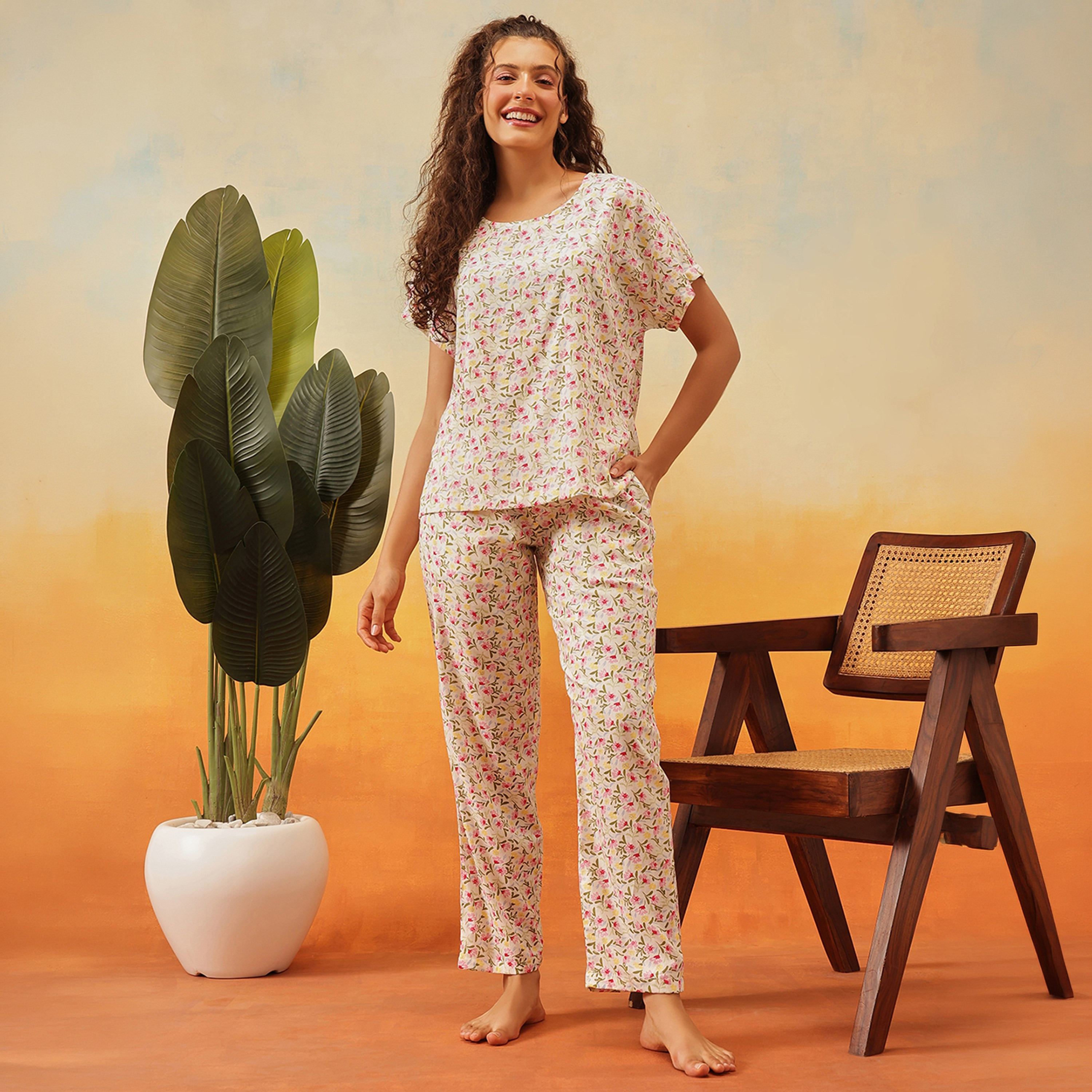 طقم توب وبنطلون بيجامة نسائي بطبعة الزهور ولون أبيض من كلوفيا - رايون-women-clothing-nightwear-pyjamas-longsets-image-1