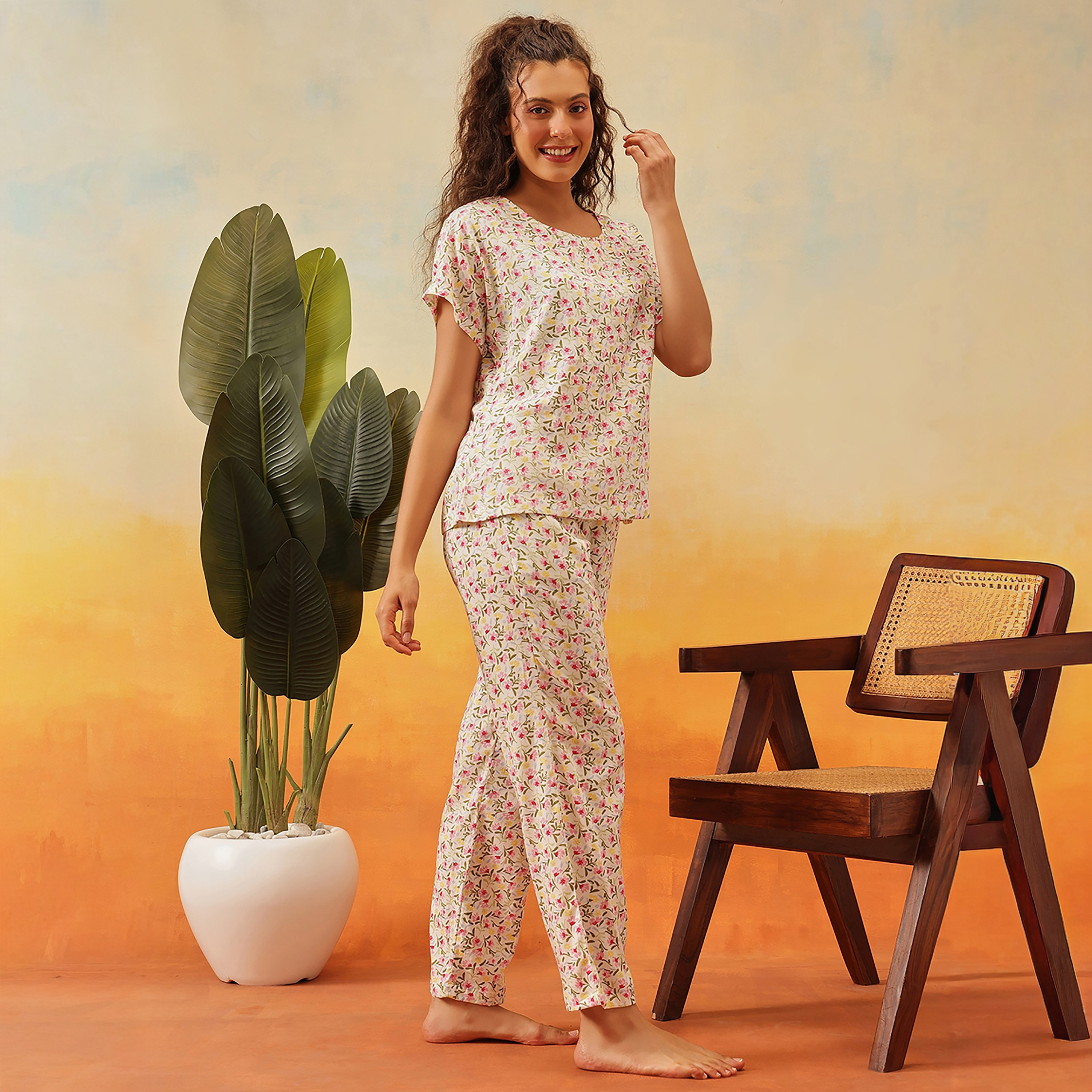 طقم توب وبنطلون بيجامة نسائي بطبعة الزهور ولون أبيض من كلوفيا - رايون-women-clothing-nightwear-pyjamas-longsets-image-2