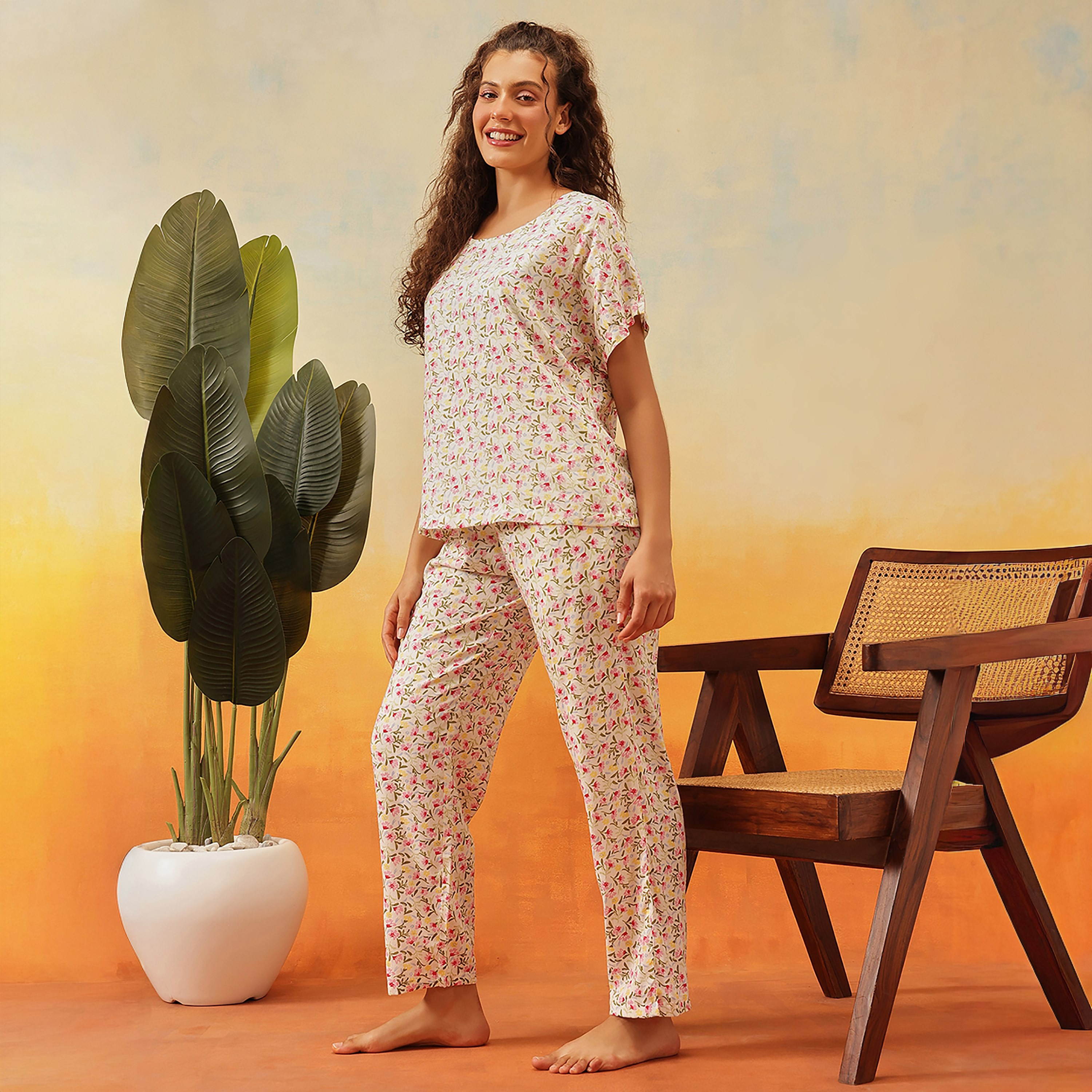 طقم توب وبنطلون بيجامة نسائي بطبعة الزهور ولون أبيض من كلوفيا - رايون-women-clothing-nightwear-pyjamas-longsets-image-3