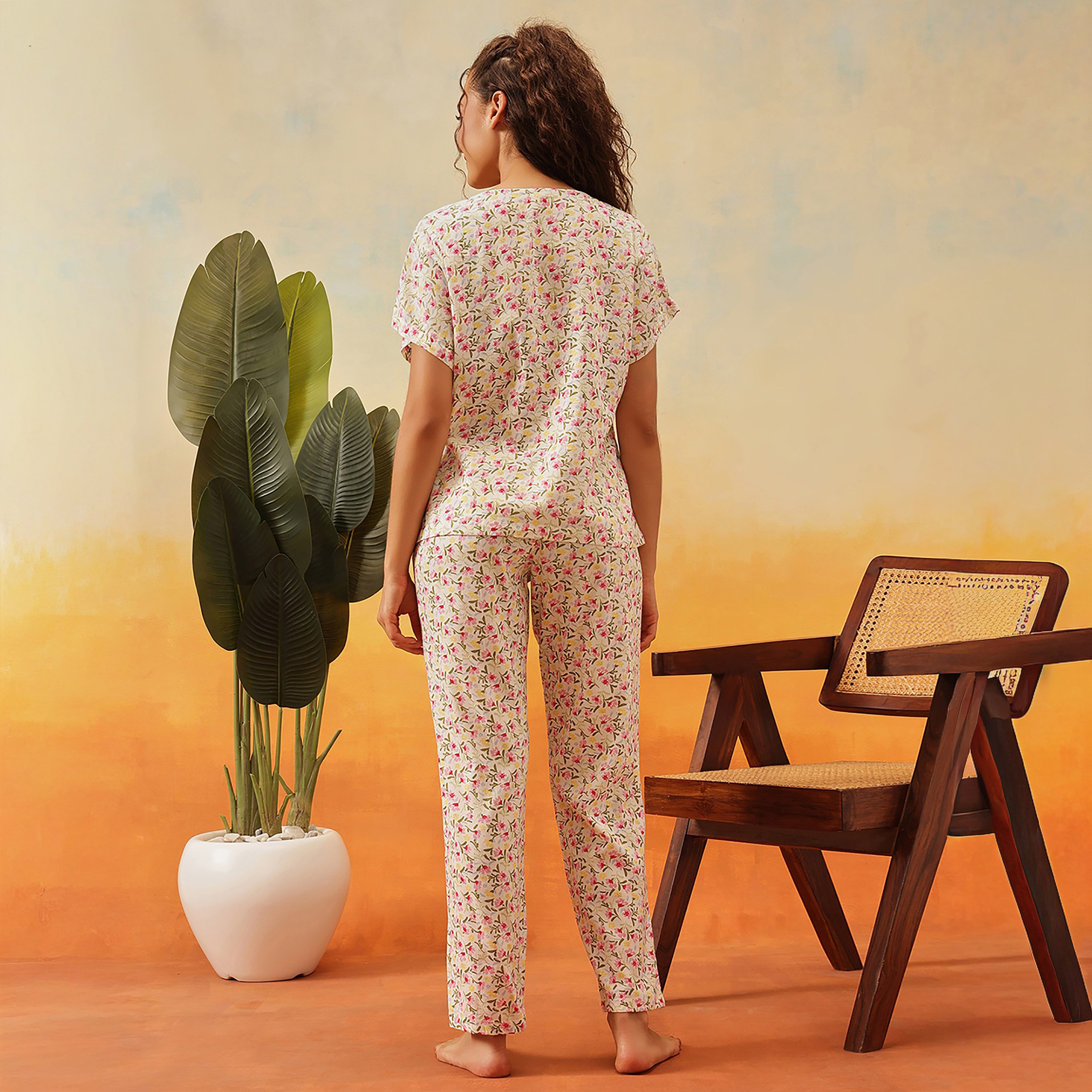 طقم توب وبنطلون بيجامة نسائي بطبعة الزهور ولون أبيض من كلوفيا - رايون-women-clothing-nightwear-pyjamas-longsets-image-4