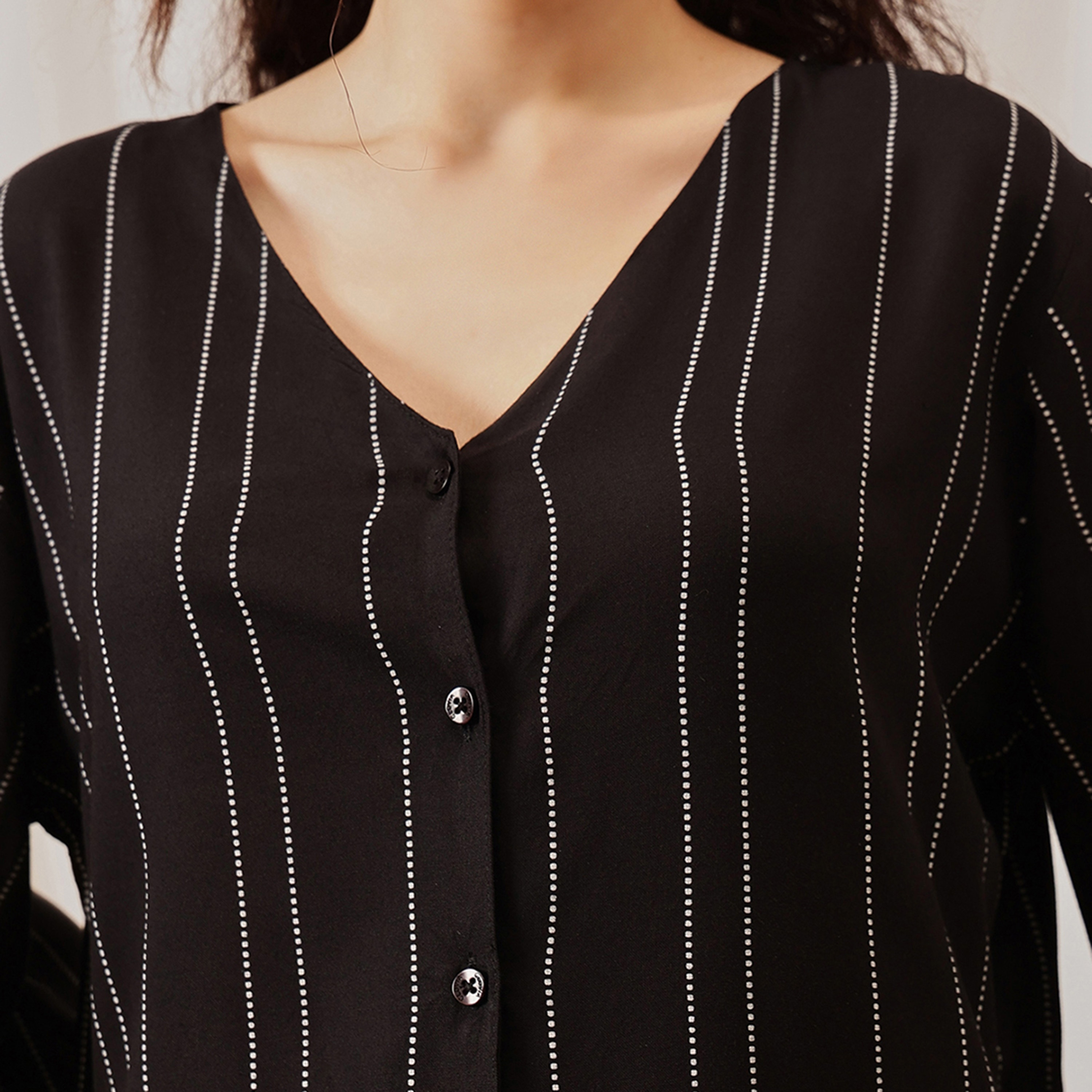طقم توب وبنطلون بيجامة نسائي "ساسي سترايبس" بأزرار ولون أسود من كلوفيا - رايون-women-clothing-nightwear-pyjamas-longsets-image-6