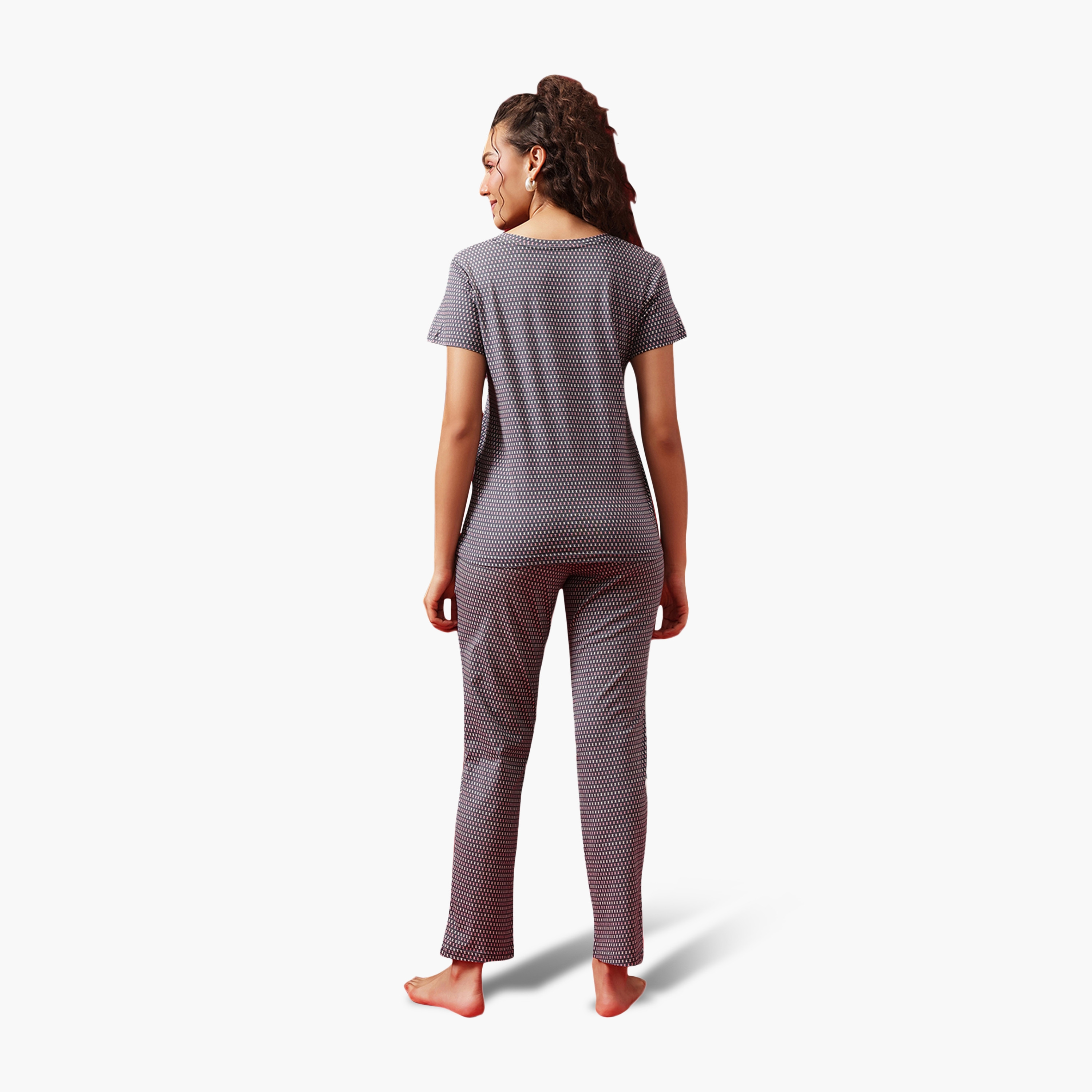 طقم تيشيرت وبنطلون بيجامة نسائي بطبعة هندسية ولون رمادي داكن من كلوفيا - قطن 100%-women-clothing-nightwear-pyjamas-longsets-image-4