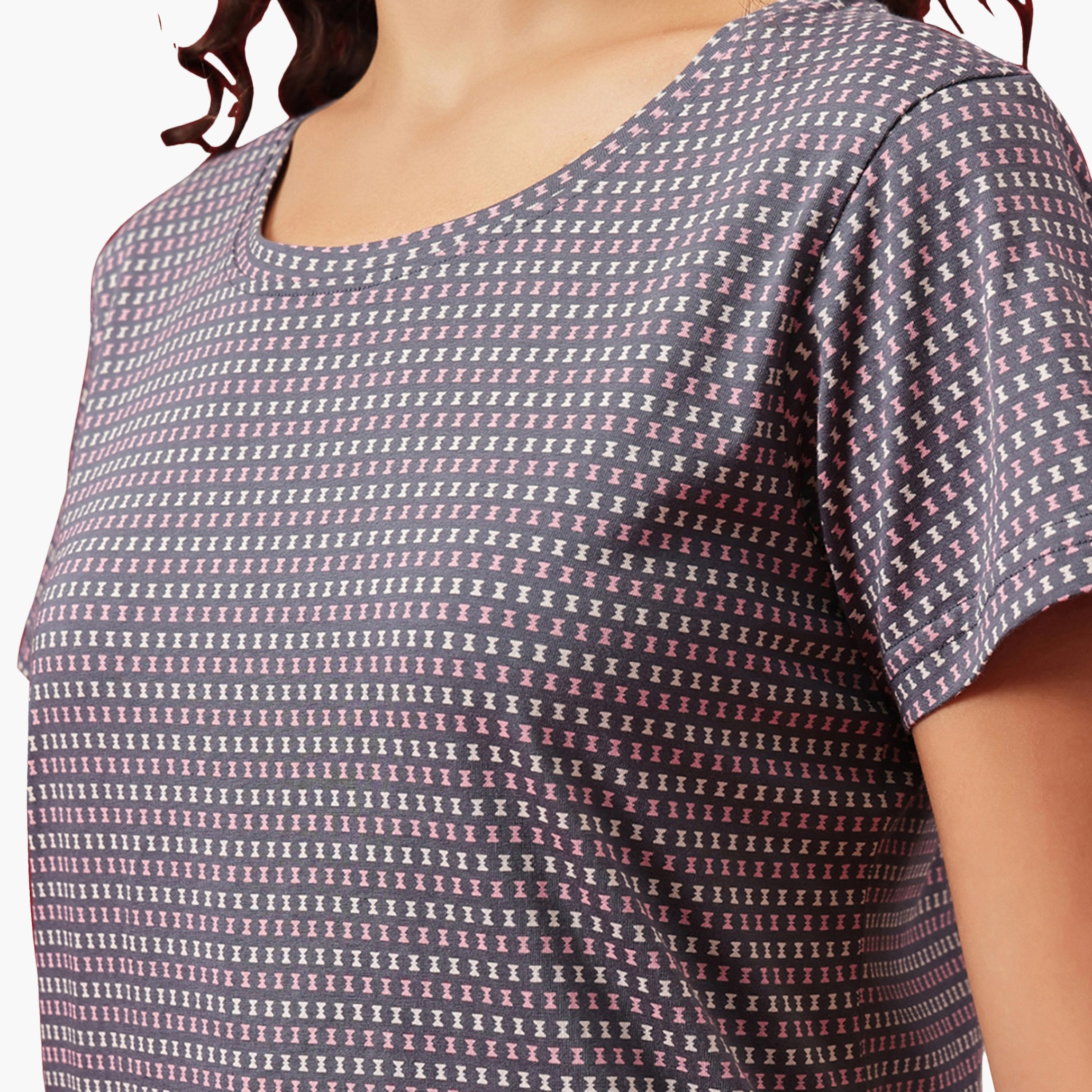 طقم تيشيرت وبنطلون بيجامة نسائي بطبعة هندسية ولون رمادي داكن من كلوفيا - قطن 100%-women-clothing-nightwear-pyjamas-longsets-image-5