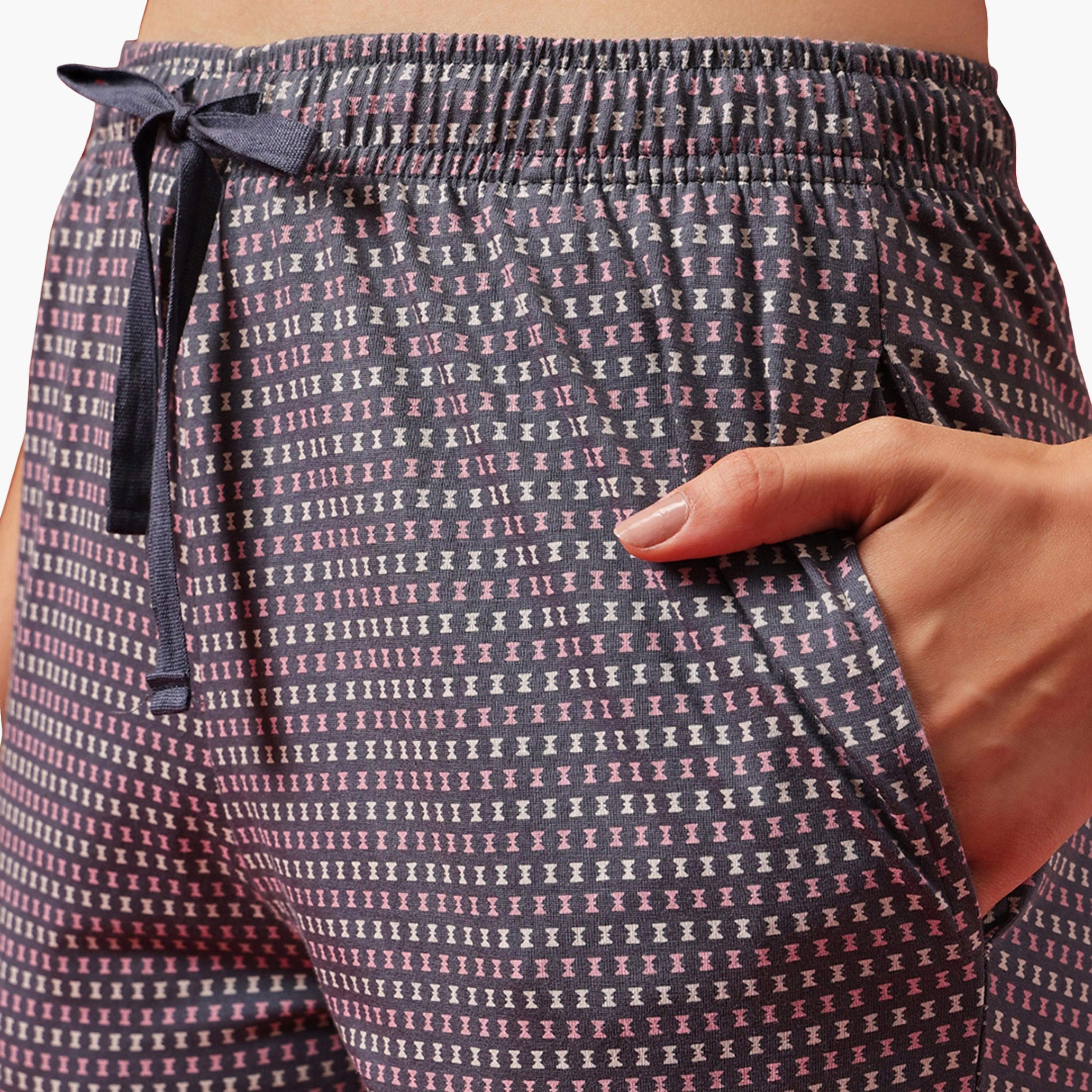 طقم تيشيرت وبنطلون بيجامة نسائي بطبعة هندسية ولون رمادي داكن من كلوفيا - قطن 100%-women-clothing-nightwear-pyjamas-longsets-image-6