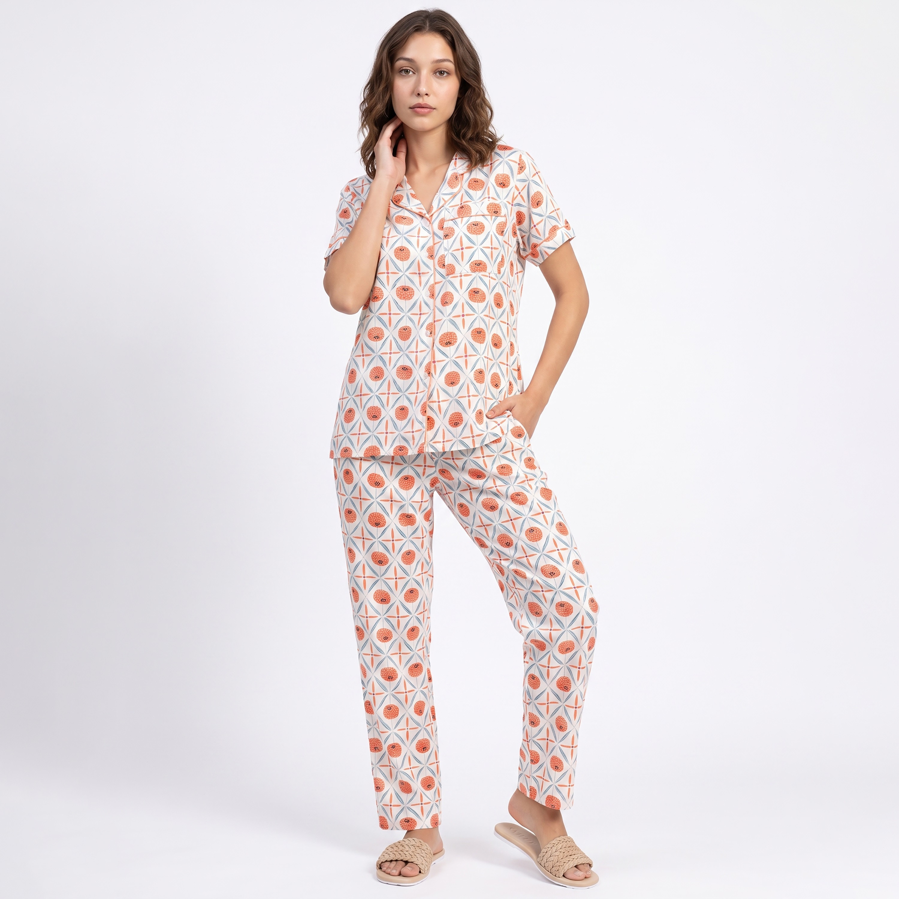 طقم بيجامة وقميص مطبوع بأزرار من الريون باللون الأبيض للنساء من كلوفيا-women-clothing-nightwear-pyjamas-longsets-image-2