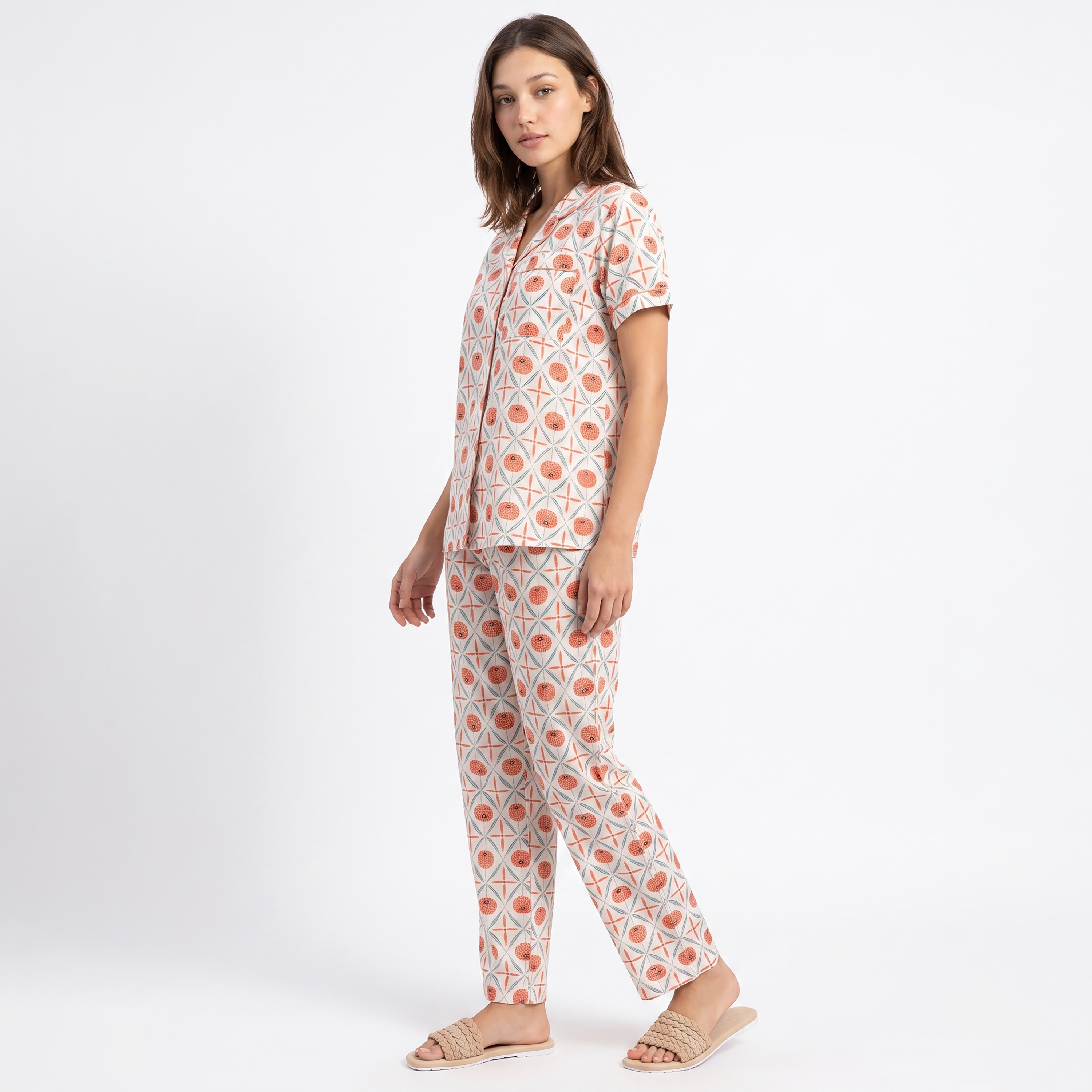 طقم بيجامة وقميص مطبوع بأزرار من الريون باللون الأبيض للنساء من كلوفيا-women-clothing-nightwear-pyjamas-longsets-image-3