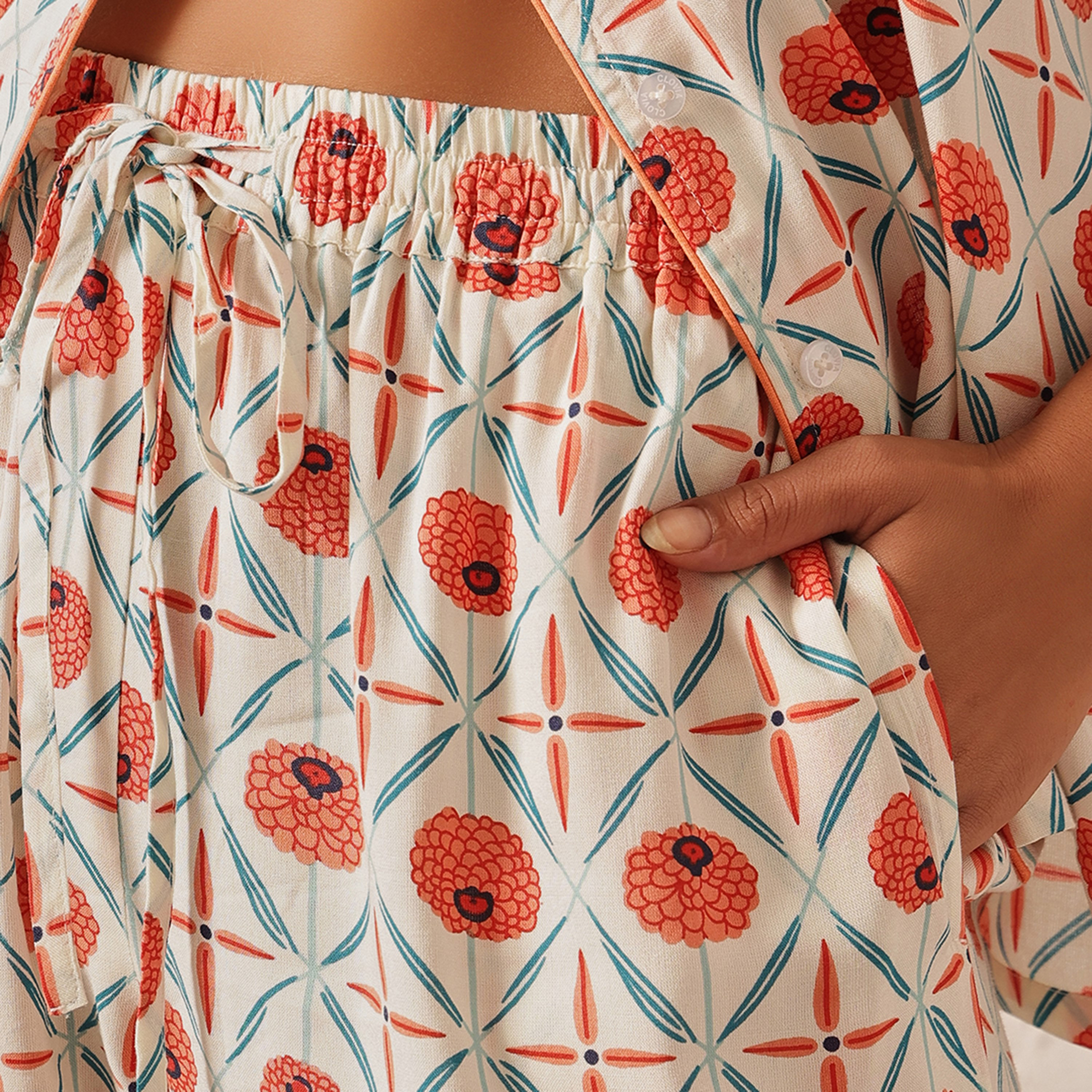 طقم بيجامة وقميص مطبوع بأزرار من الريون باللون الأبيض للنساء من كلوفيا-women-clothing-nightwear-pyjamas-longsets-image-6
