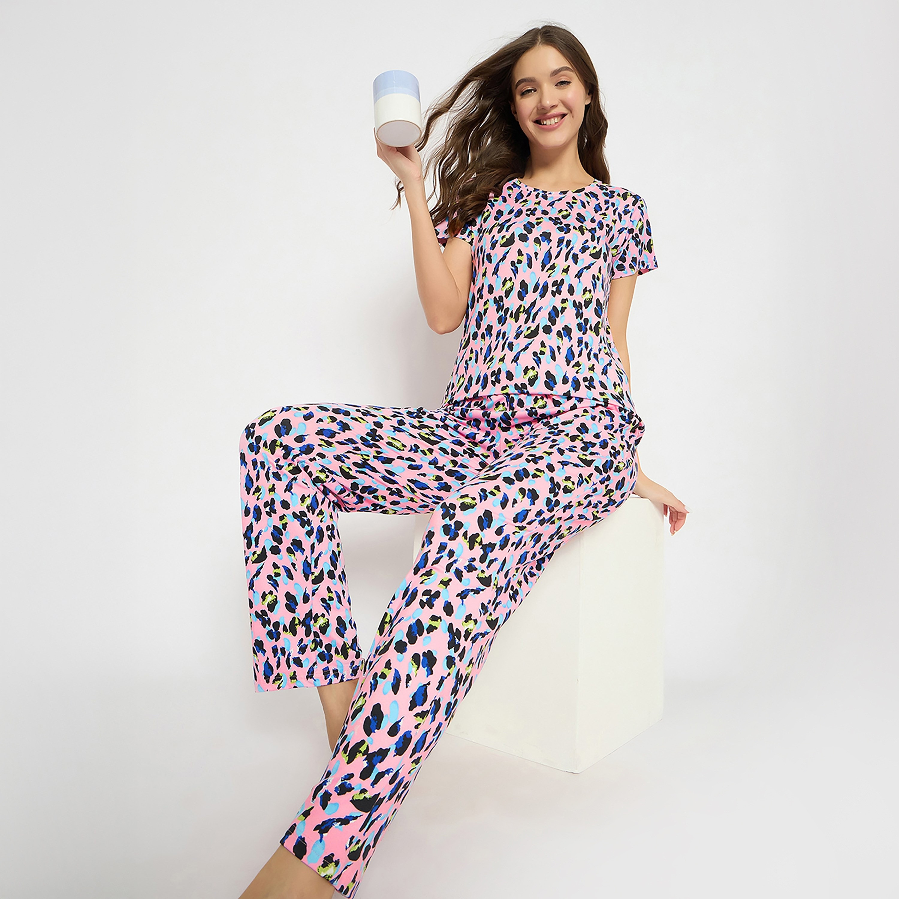 طقم بيجامة وقميص نسائي بطبعة أشكال حيوانات باللون الوردي الفاتح من كلوفيا-women-clothing-nightwear-pyjamas-longsets-image-3