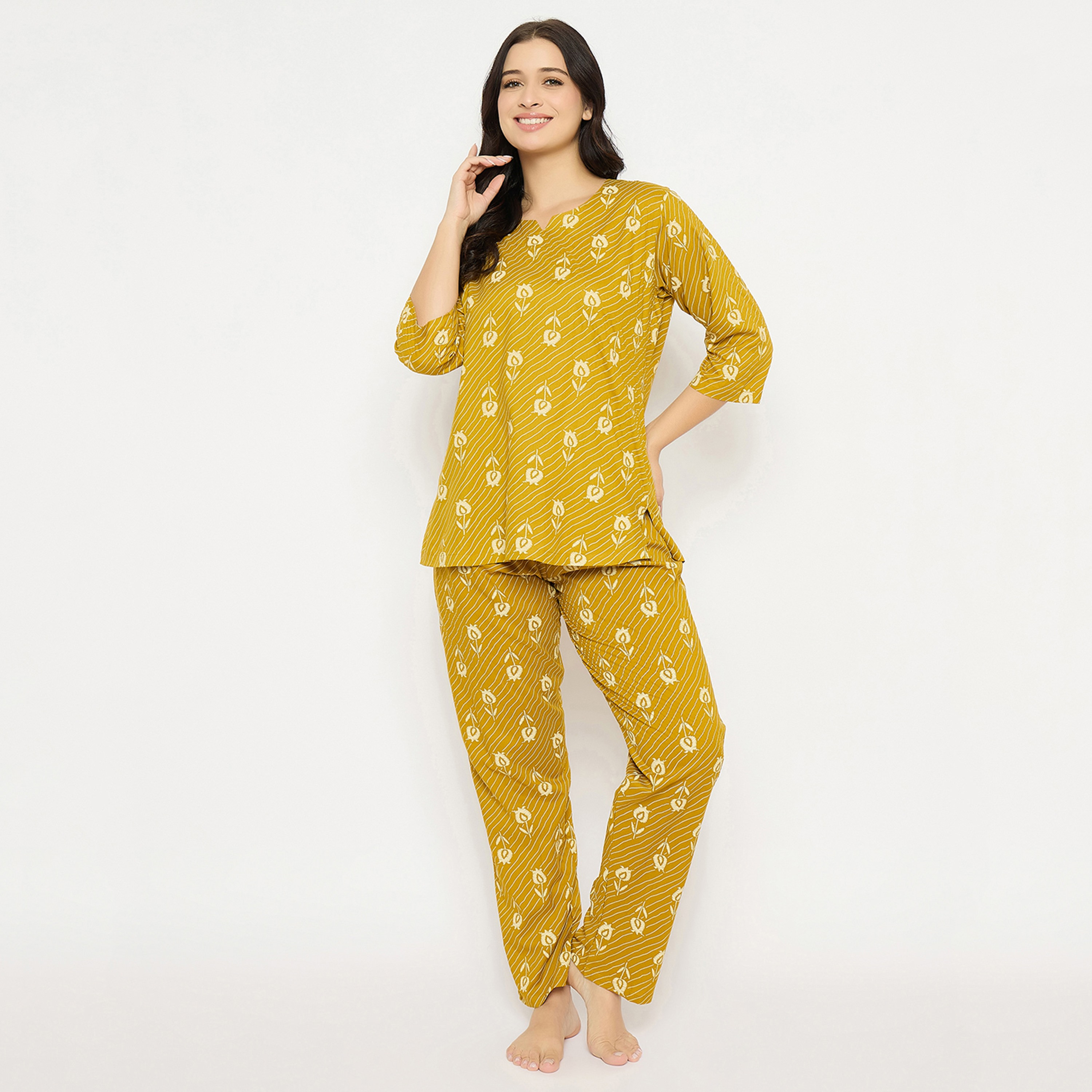 طقم بيجامة وبلوزة نسائية بطبعة ورود بلون اصفر مسطردة من كلوفيا - رايون-women-clothing-nightwear-pyjamas-longsets-image-1