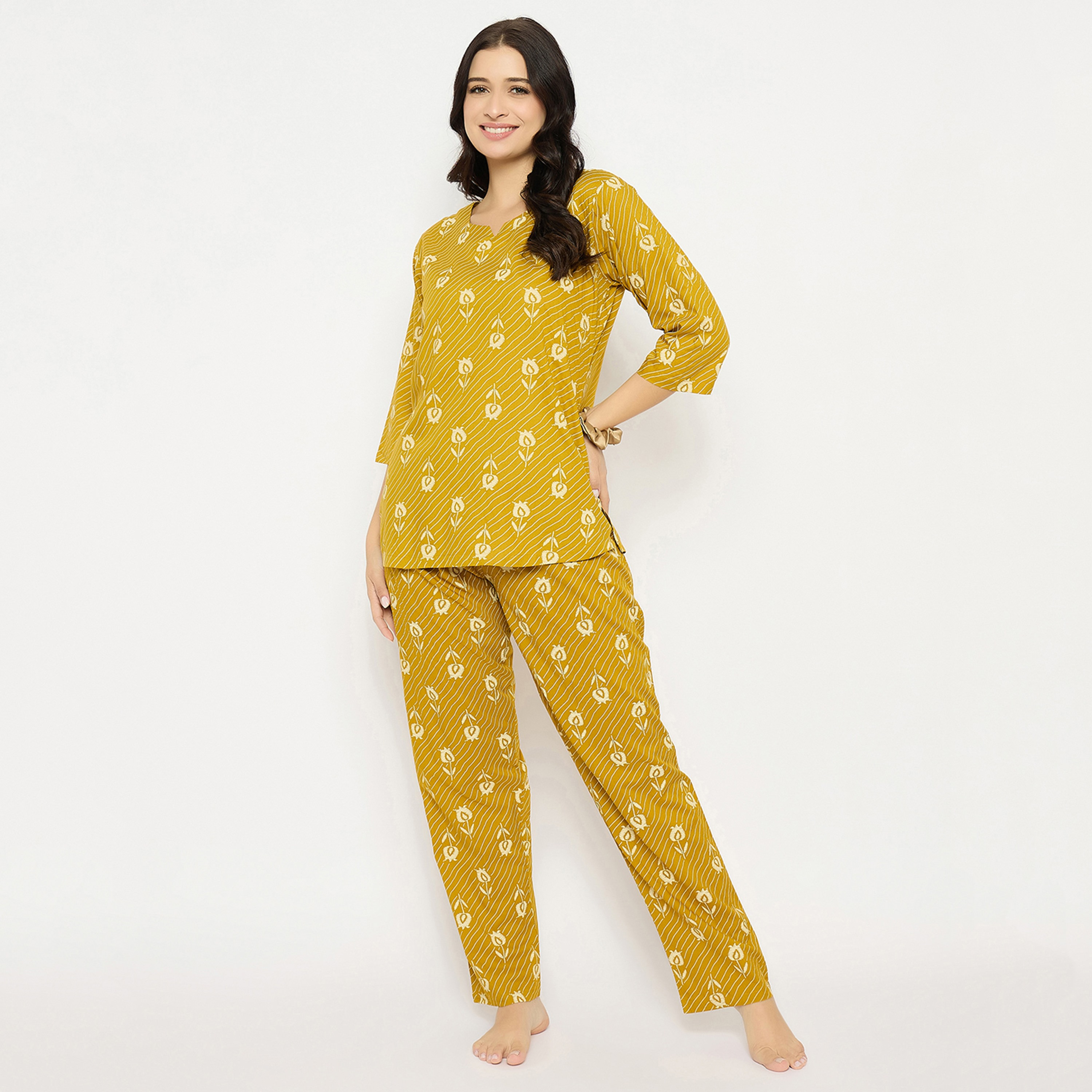 طقم بيجامة وبلوزة نسائية بطبعة ورود بلون اصفر مسطردة من كلوفيا - رايون-women-clothing-nightwear-pyjamas-longsets-image-5