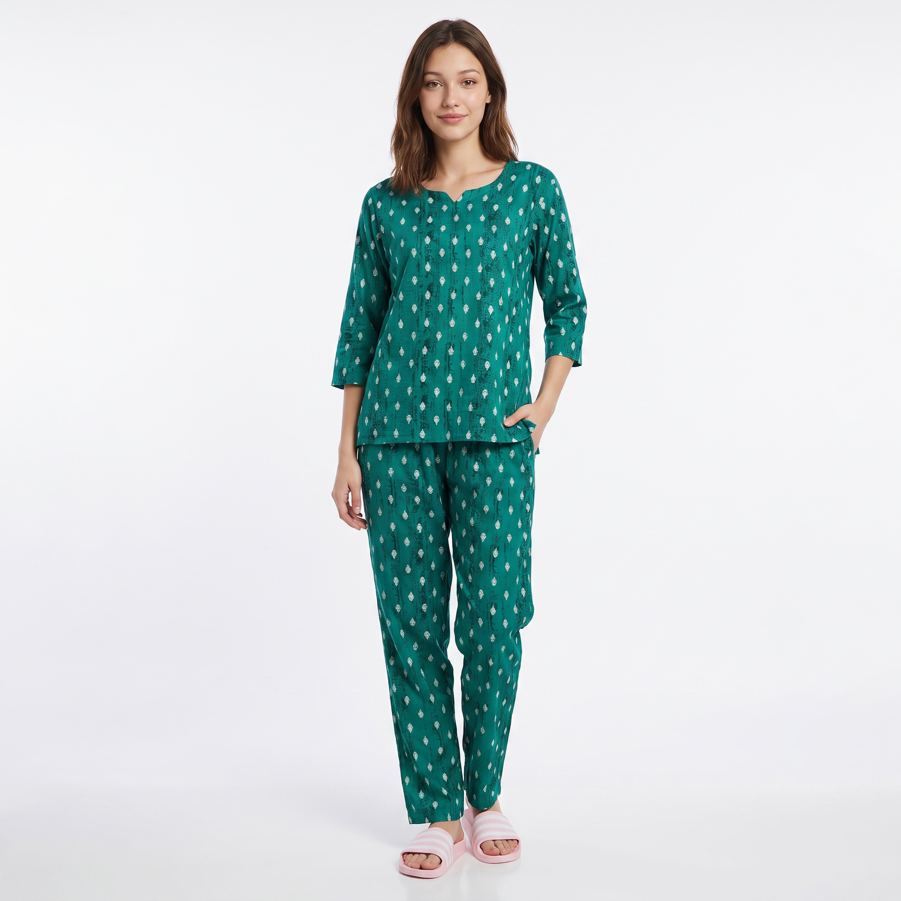 طقم بلوزة وبنطال بيجامة مطبوع من الريون باللون الأخضر التيل للنساء من كلوفيا-women-clothing-nightwear-pyjamas-longsets-image-1