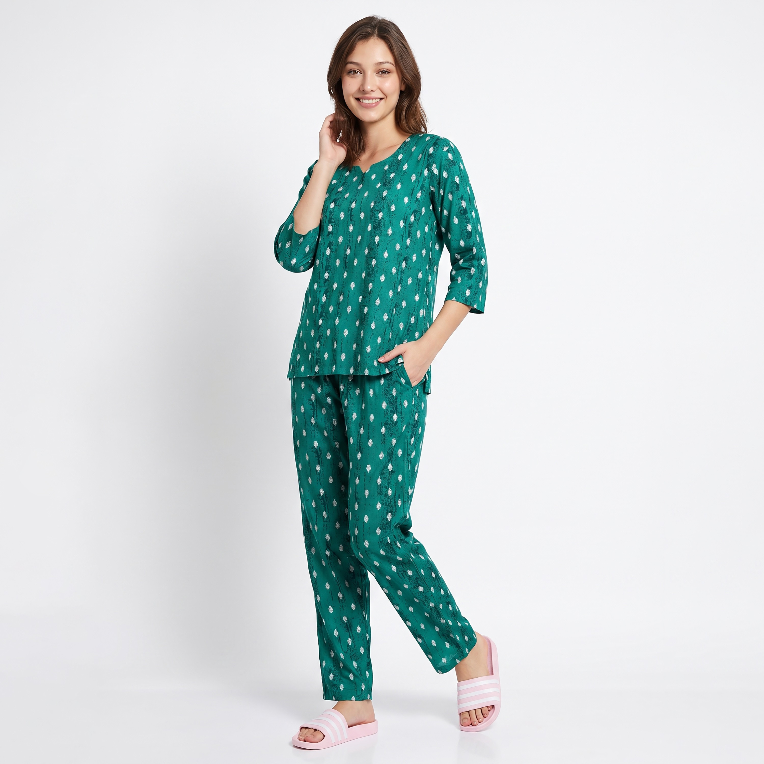 طقم بلوزة وبنطال بيجامة مطبوع من الريون باللون الأخضر التيل للنساء من كلوفيا-women-clothing-nightwear-pyjamas-longsets-image-2