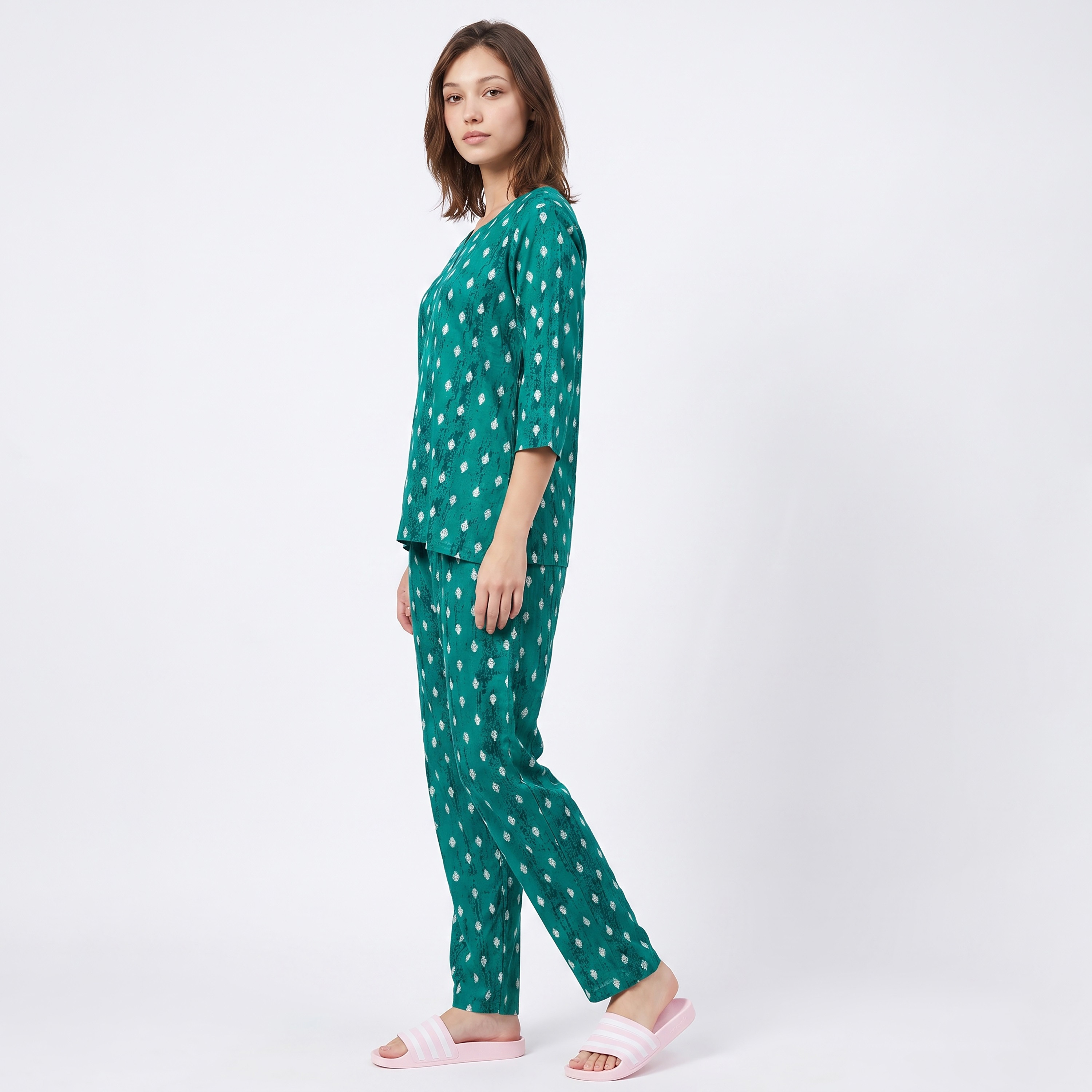 طقم بلوزة وبنطال بيجامة مطبوع من الريون باللون الأخضر التيل للنساء من كلوفيا-women-clothing-nightwear-pyjamas-longsets-image-3