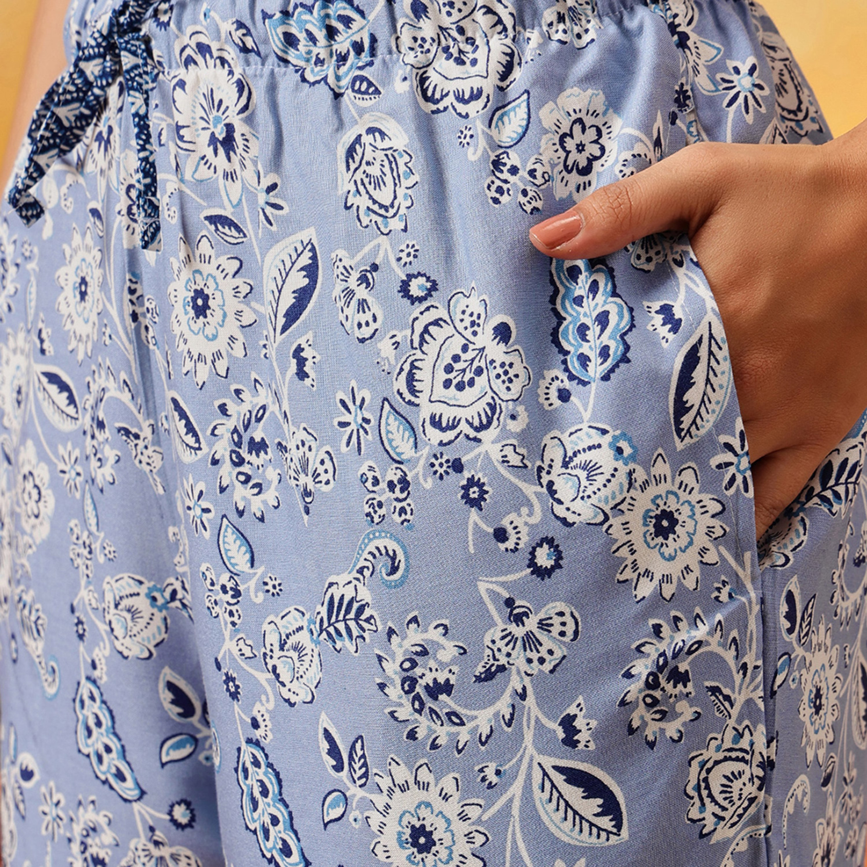 بدلة نوم نسائية بطبعة الزهور وأزرار بلون أزرق فاتح من كلوفيا - رايون-women-clothing-nightwear-pyjamas-longsets-image-4