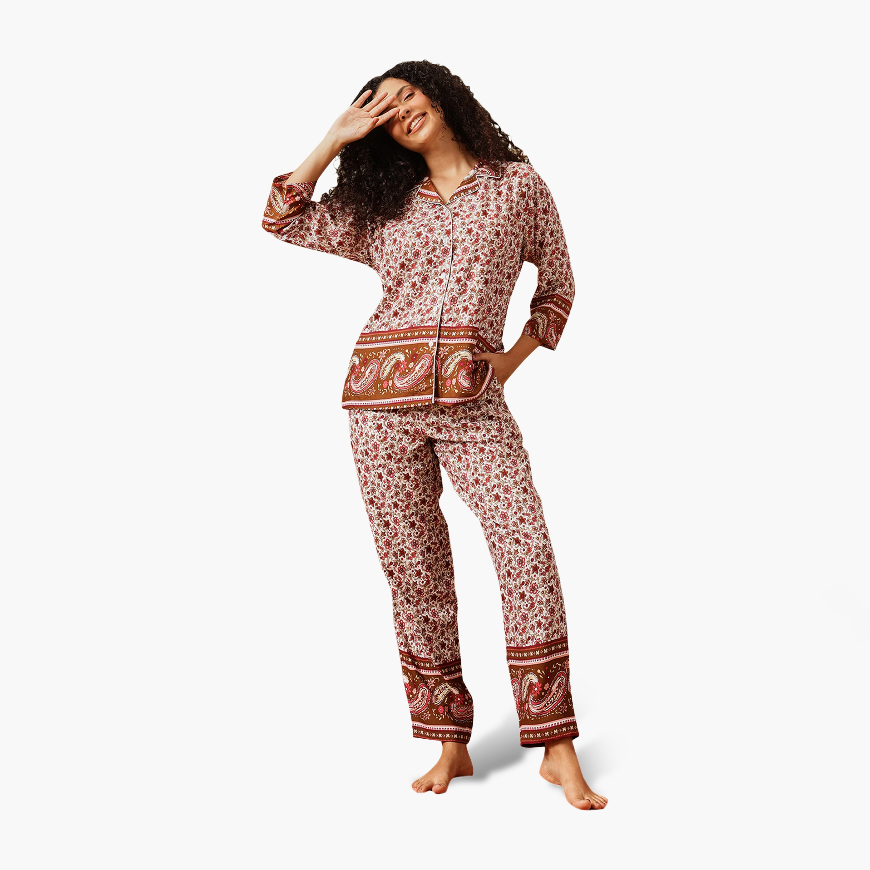 بدلة نوم نسائية بطبعة الزهور وأزرار بلون أبيض من كلوفيا - رايون-women-clothing-nightwear-pyjamas-longsets-image-1