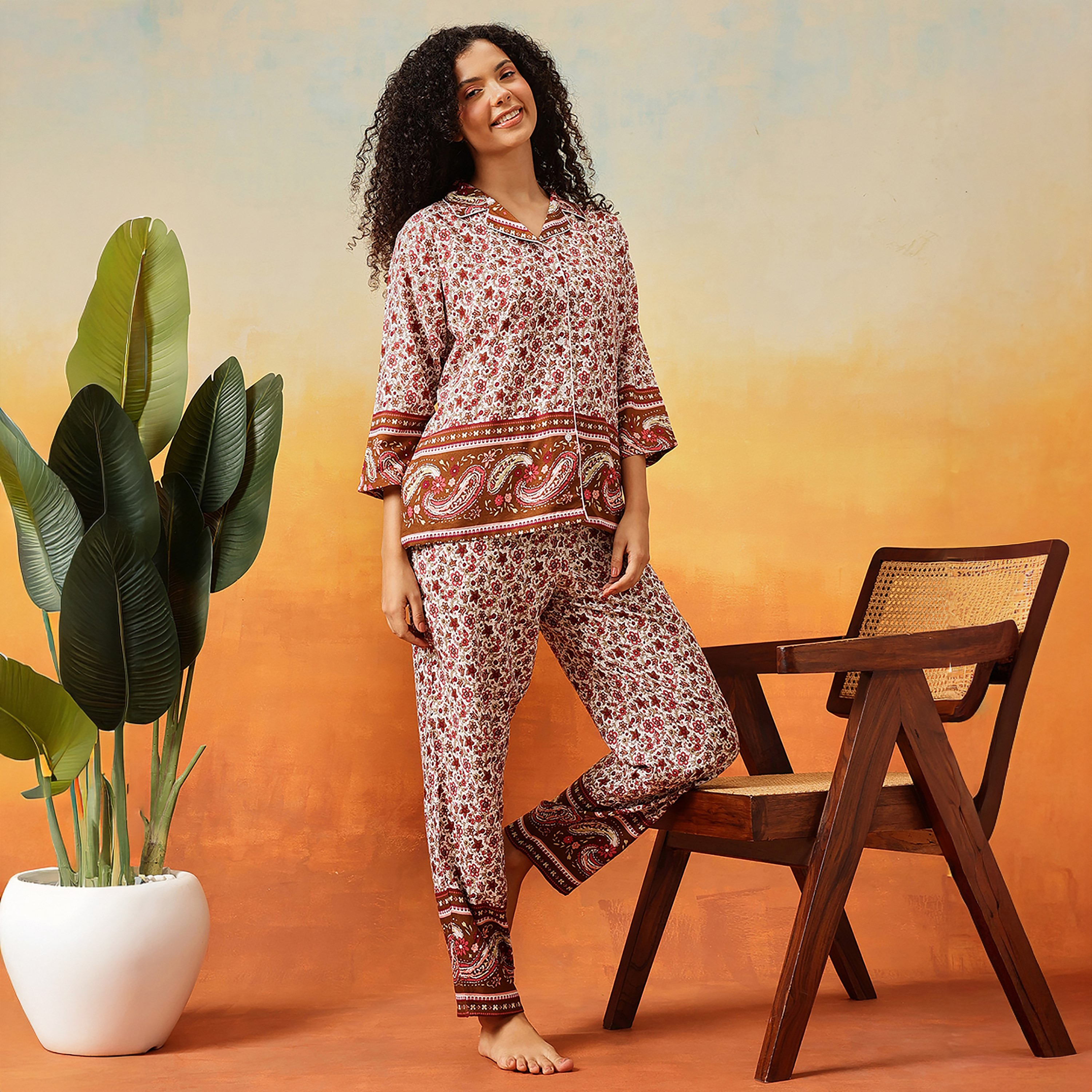 بدلة نوم نسائية بطبعة الزهور وأزرار بلون أبيض من كلوفيا - رايون-women-clothing-nightwear-pyjamas-longsets-image-2