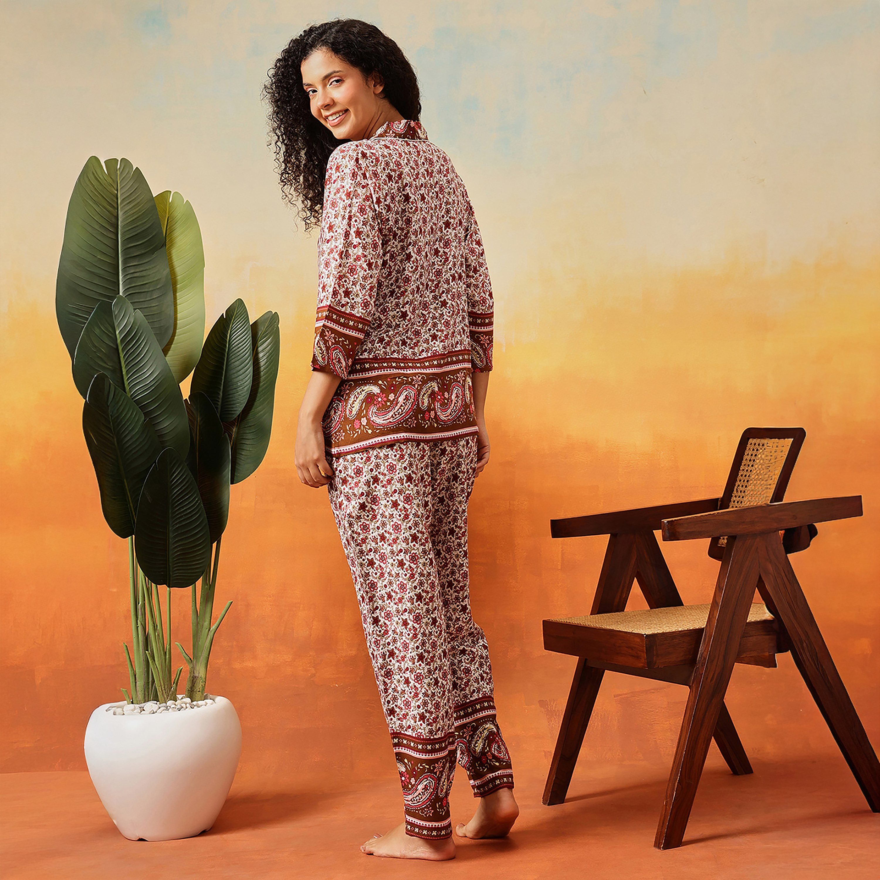 بدلة نوم نسائية بطبعة الزهور وأزرار بلون أبيض من كلوفيا - رايون-women-clothing-nightwear-pyjamas-longsets-image-4