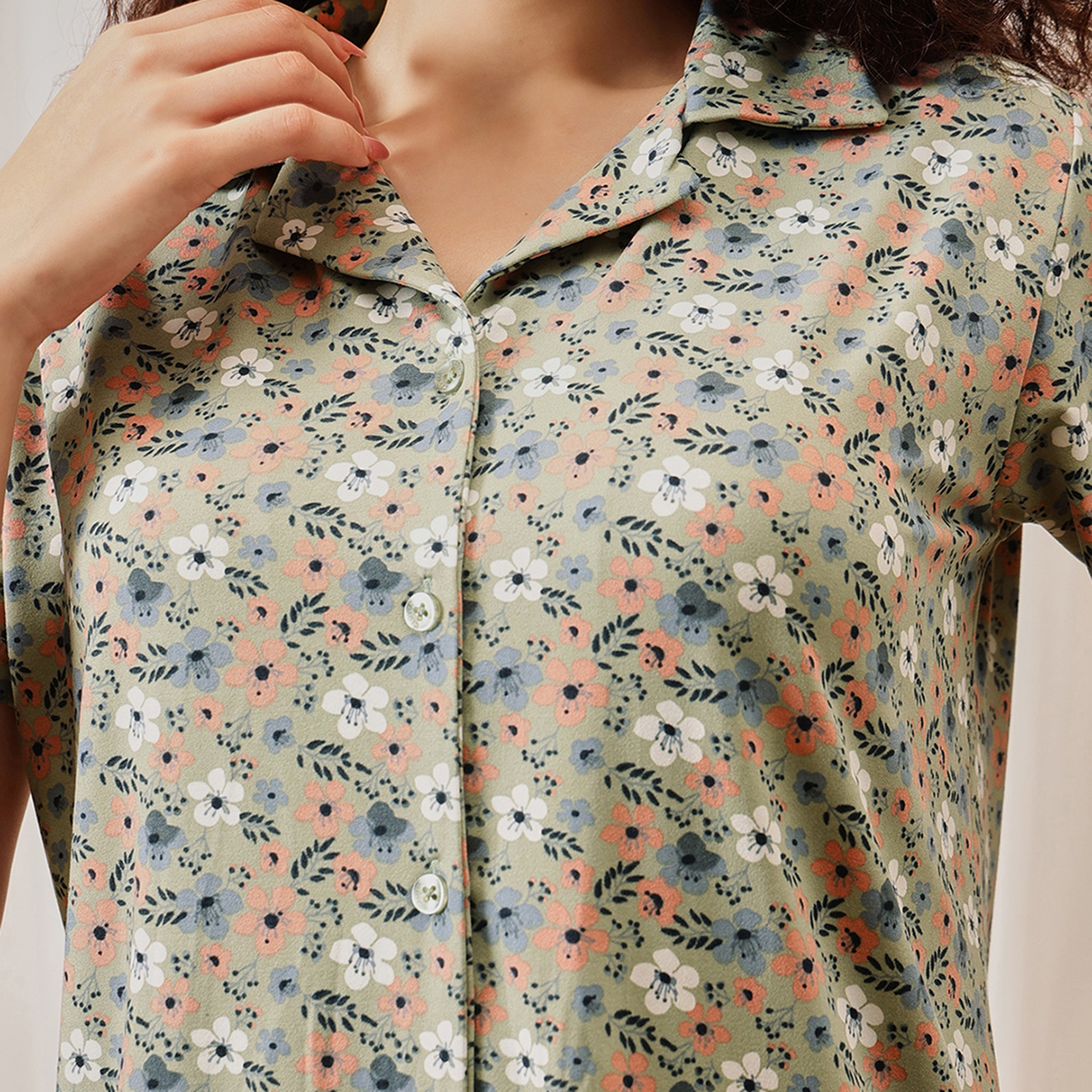 طقم قميص وبنطلون بيجامة نسائي بطبعة الزهور فائقة النعومة وأزرار من كلوفيا-women-clothing-nightwear-pyjamas-longsets-image-13